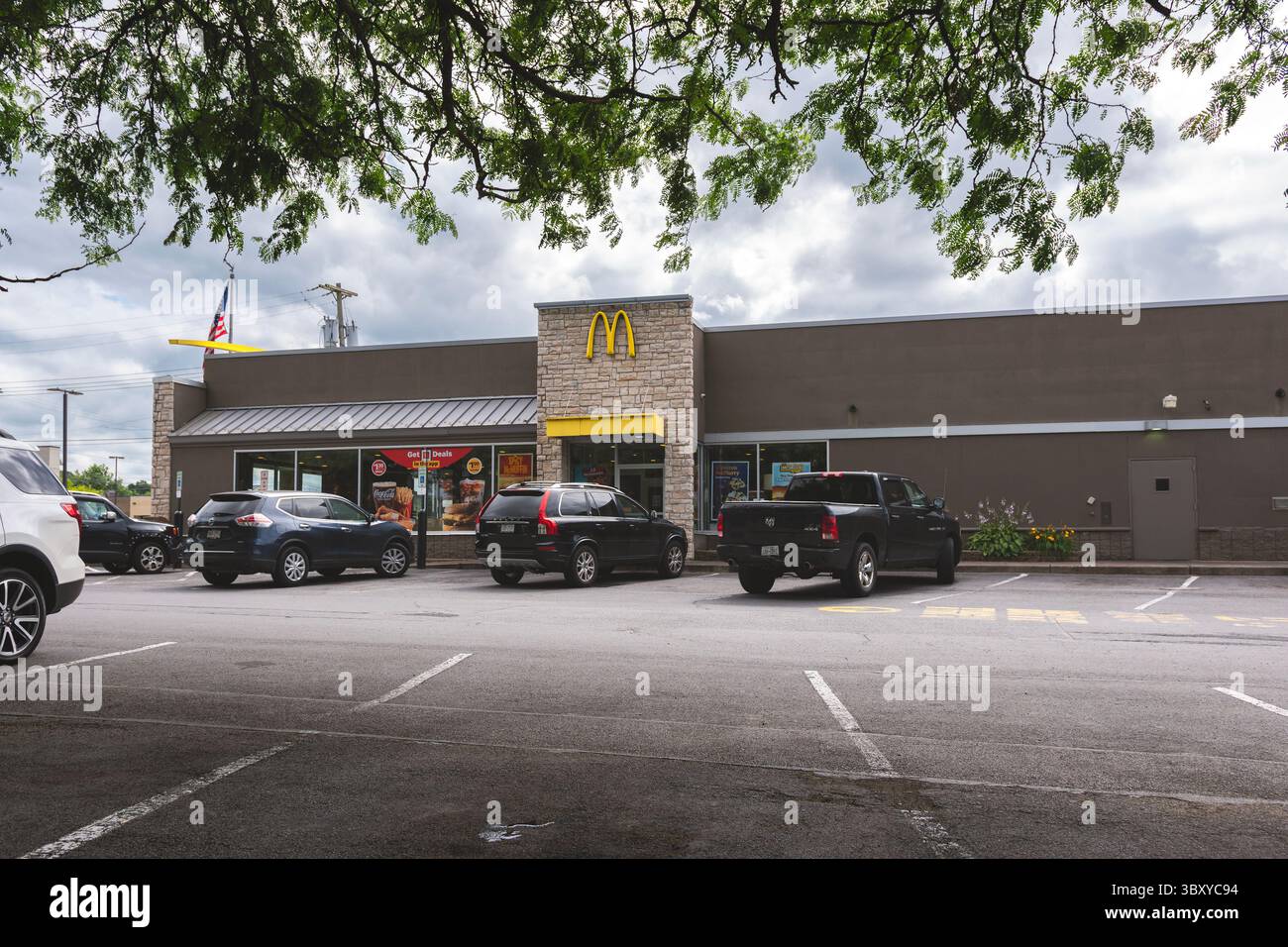 Utica, NY - 8 luglio 2025: Ampia vista panoramica del ristorante McDonald's, fondato nel 1940, è una delle più grandi catene di fast food del mondo, con oltre Foto Stock
