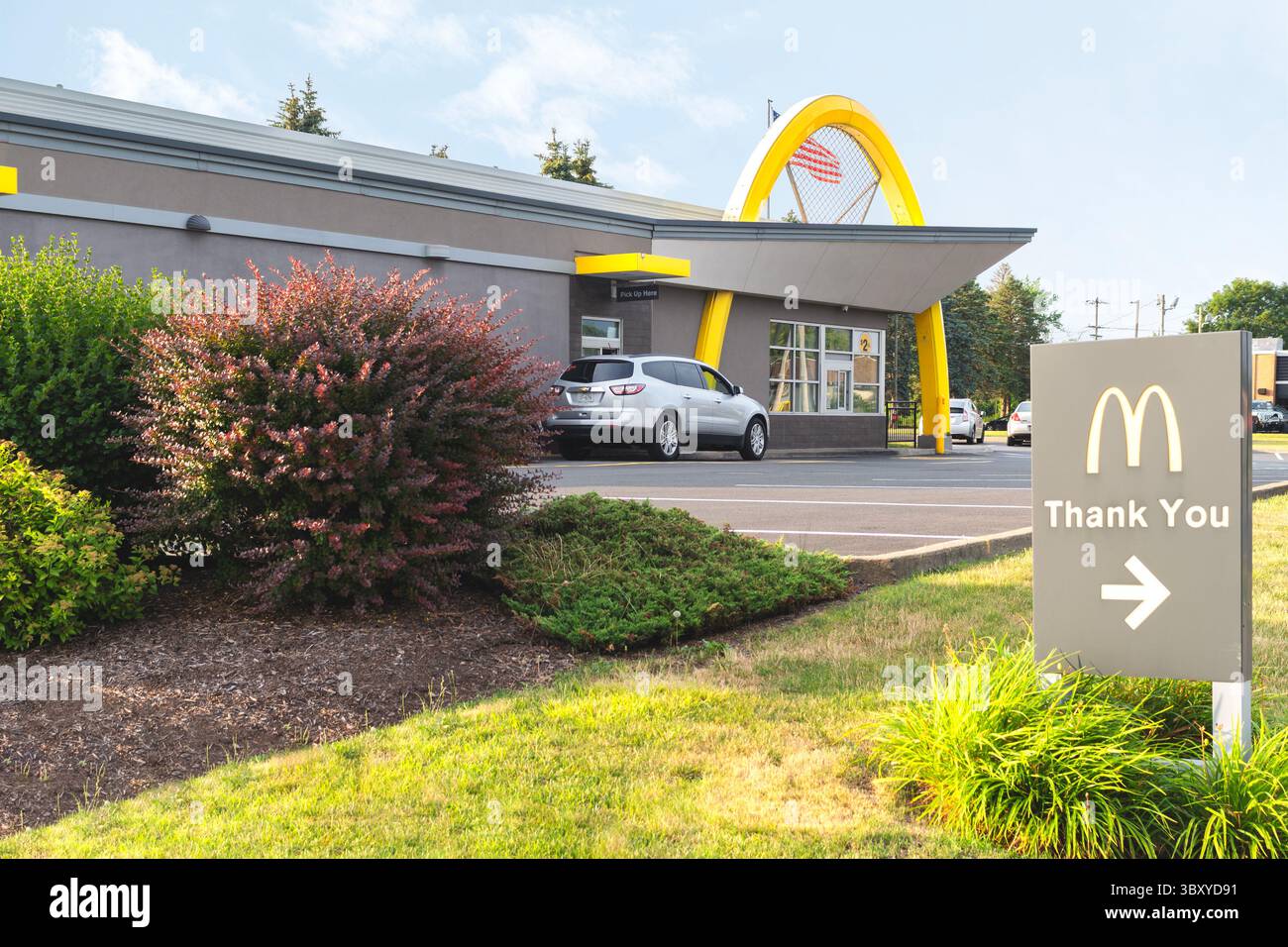 Utica, NY - 8 luglio 2025: Ampia vista panoramica del cartello di ringraziamento e del drive-thru di McDonald's, fondato nel 1940, è uno dei più grandi fast-food del mondo Foto Stock