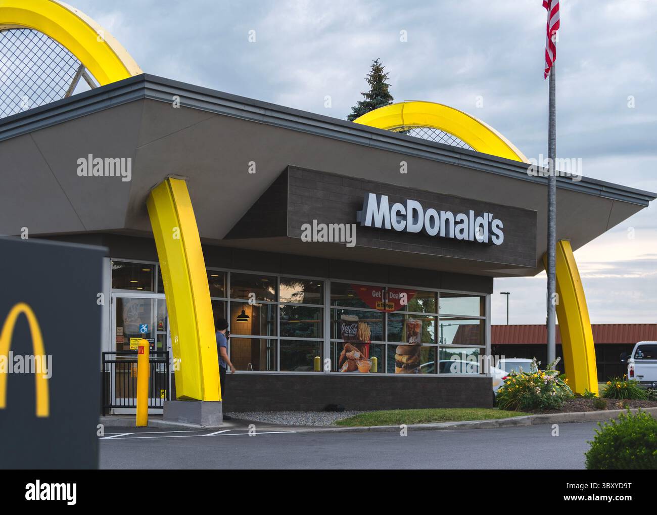 Utica, NY - 8 luglio 2025: Vista ravvicinata serale del ristorante McDonald's, fondato nel 1940, è una delle più grandi catene di fast food del mondo, con più di Foto Stock