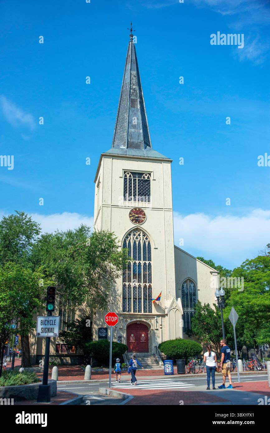 17 agosto 2018, Boston, Massachusetts, Stati Uniti: First Parish Church, Harvard University, Harvard Square Cambridge, Massachusetts, USA... First Parish è una comunità fiorente nella tradizione unitaria universalista. La congregazione onora la diversità spirituale della sua congregazione. Come tutte le altre chiese dell'UU, non ci sono credenze e i partecipanti sono incoraggiati a sviluppare le proprie credenze e pratiche religiose. La congregazione si riunisce per il culto, l'istruzione e programmi di sviluppo spirituale e di interesse sociale. La congregazione è impegnata nell'educazione religiosa per tutta la vita. C'è un Foto Stock