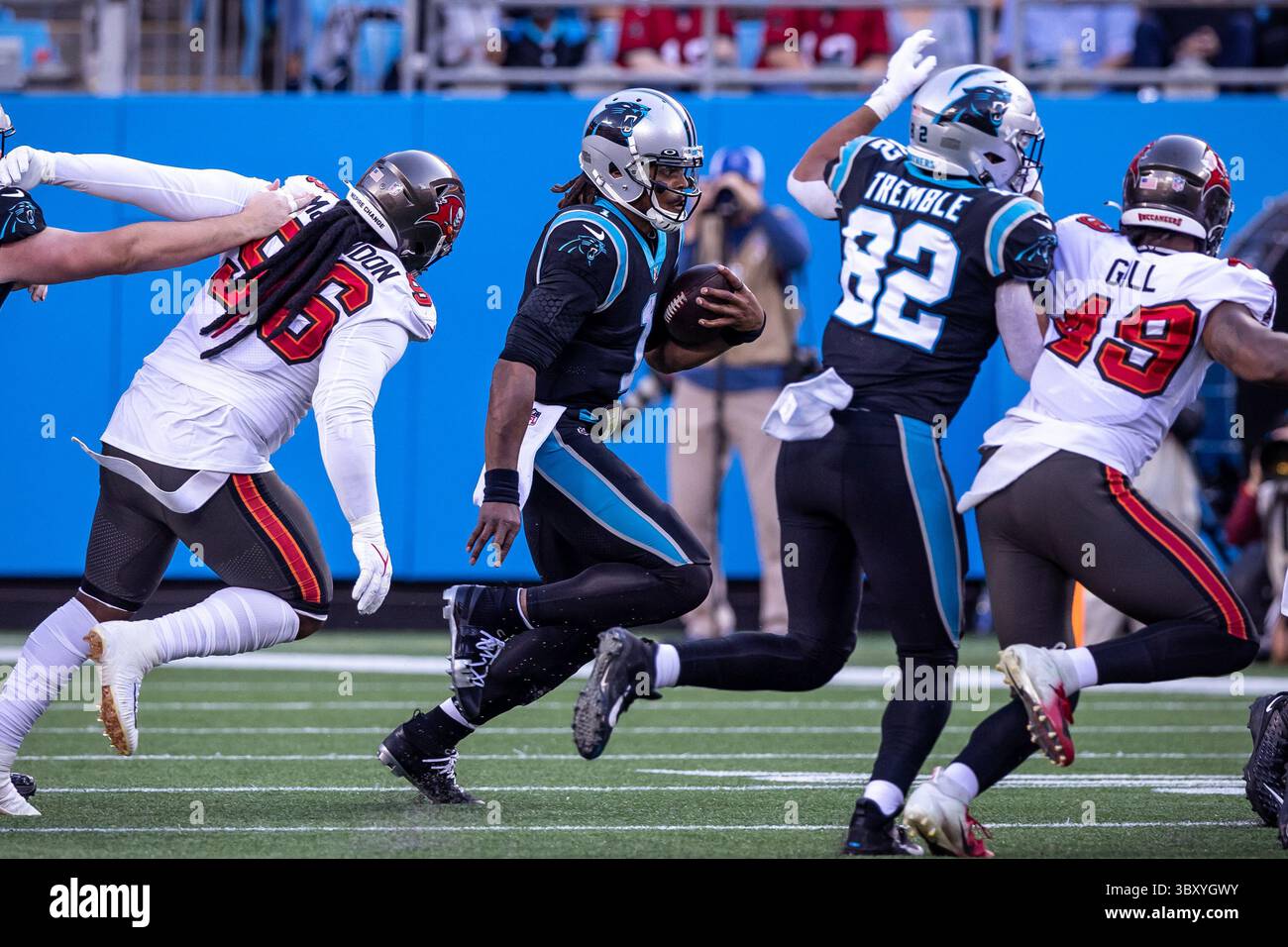 26 dicembre 2021, Charlotte, North Carolina, USA: Quarterback dei Carolina Panthers Cam Newton (1) su quarterback. I Tampa Bay Buccaneers vinsero 32 a 6 contro i Carolina Panthers al Bank of America Stadium di Charlotte, Carolina del Nord. (Immagine di credito: © Jason Walle/ZUMA Press Wire) Foto Stock