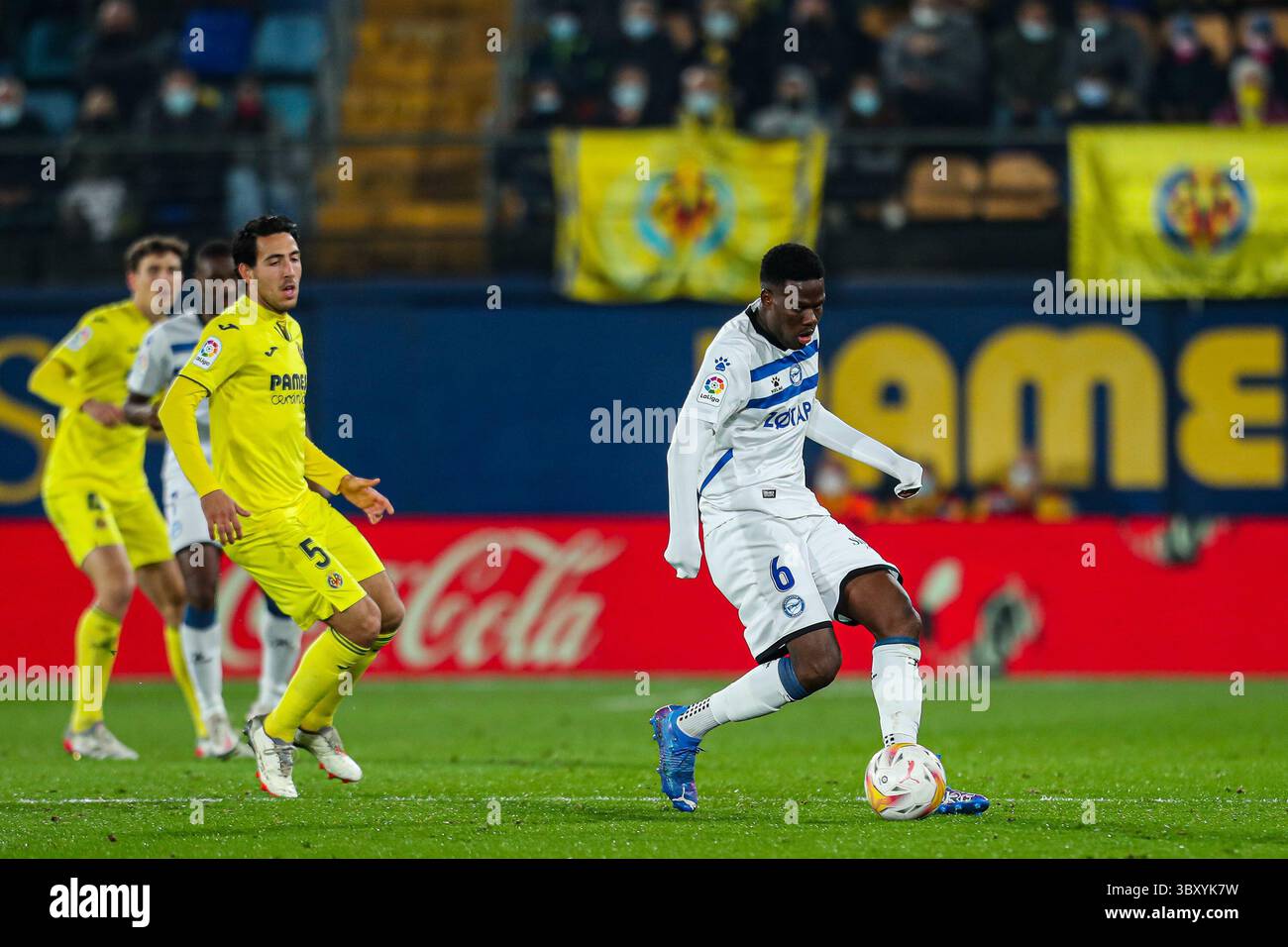21 dicembre 2021, VILARREAL, CASTELLON, SPAGNA: Mamadou Loum di Alaves in azione durante la partita di Santander League tra Villareal CF e Deportivo Alaves allo Stadio ceramica il 21 dicembre 2021, a Valencia, Spagna. (Immagine di credito: © Ivan Terron/AFP7 via ZUMA Press Wire) Foto Stock