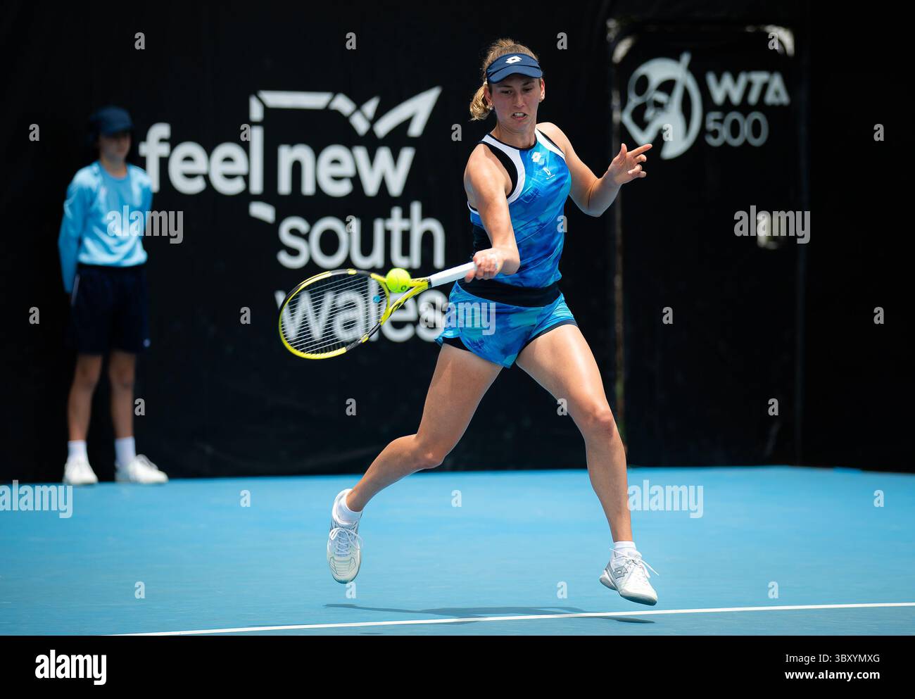12 gennaio 2022, SYDNEY, AUSTRALIA: Il Belgio Elise Mertens in azione durante il secondo round del torneo di tennis Sydney Tennis Classic WTA 500 2022 contro la Russia Daria Kasatkina (Credit Image: © Rob Prange/AFP7 via ZUMA Press Wire) Foto Stock