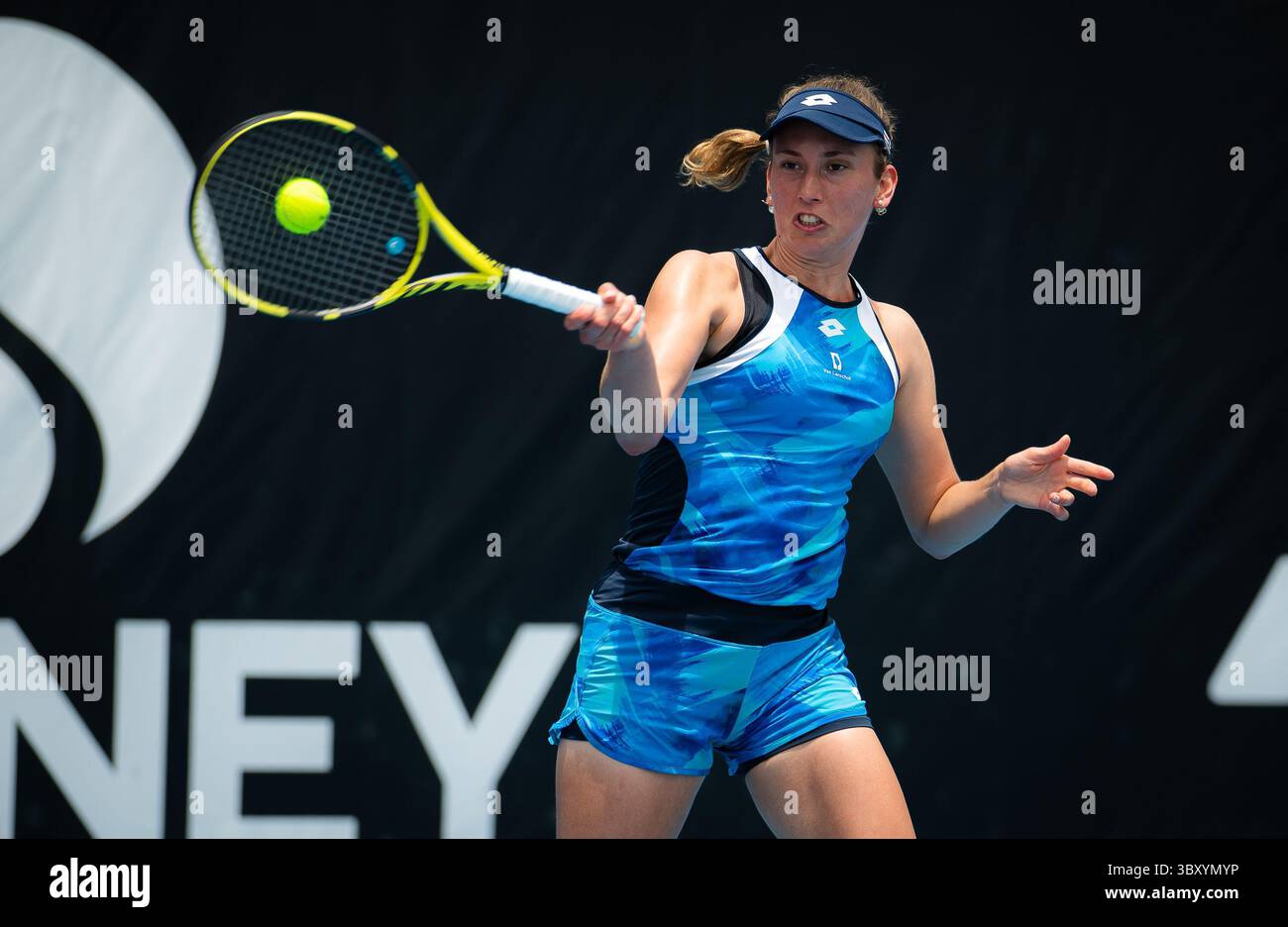 12 gennaio 2022, SYDNEY, AUSTRALIA: Il Belgio Elise Mertens in azione durante il secondo round del torneo di tennis Sydney Tennis Classic WTA 500 2022 contro la Russia Daria Kasatkina (Credit Image: © Rob Prange/AFP7 via ZUMA Press Wire) Foto Stock