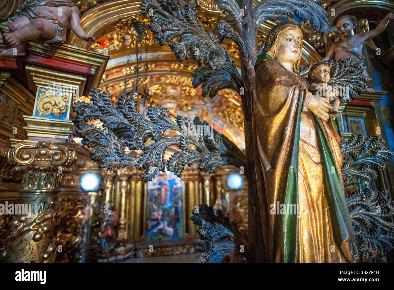 29 giugno 2021, Lleida, Spagna: Pala d'altare barocca del Santuario del miracolo, Riner, Catalogna, Spagna... la pala d'altare rinascimentale nella cappella di SantÃsimo, dal 1530, è stata attribuita al pittore portoghese con sede a Barcellona, Pere Nunyes. Si compone di un totale di 18 dipinti su tavola che rappresentano scene dei misteri del Rosario. Nella parte superiore si trova un dipinto centrale dove è rappresentata l'Incoronazione della Vergine da parte della Santissima Trinità. Non è la tavola originale, quella il cui soggetto è sconosciuto, ma una copia dell'Incoronazione di Maria nei cieli di Diego Vel Foto Stock 29 giugno 2021, Lleida, Spagna: Pala d'altare barocca del Santuario del miracolo, Riner, Catalogna, Spagna... la pala d'altare rinascimentale nella cappella di SantÃsimo, dal 1530, è stata attribuita al pittore portoghese con sede a Barcellona, Pere Nunyes. Si compone di un totale di 18 dipinti su tavola che rappresentano scene dei misteri del Rosario. Nella parte superiore si trova un dipinto centrale dove è rappresentata l'Incoronazione della Vergine da parte della Santissima Trinità. Non è la tavola originale, quella il cui soggetto è sconosciuto, ma una copia dell'Incoronazione di Maria nei cieli di Diego Vel Foto Stock