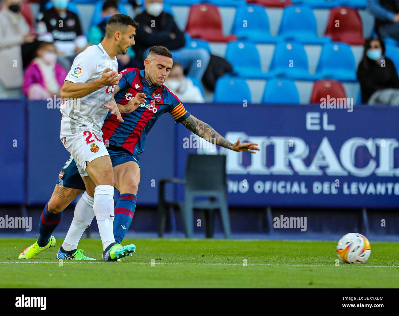 8 gennaio 2022, VALENCIA, VALENCIA, SPAGNA: Aleksandar Sedlar di Maiorca e Roger Marti di Levante UD in azione durante la partita di Santander League tra Levante UD e RCD Mallorca allo stadio Ciutat de Valencia l'8 gennaio 2022, a Valencia, Spagna. (Immagine di credito: © Ivan Terron/AFP7 via ZUMA Press Wire) Foto Stock