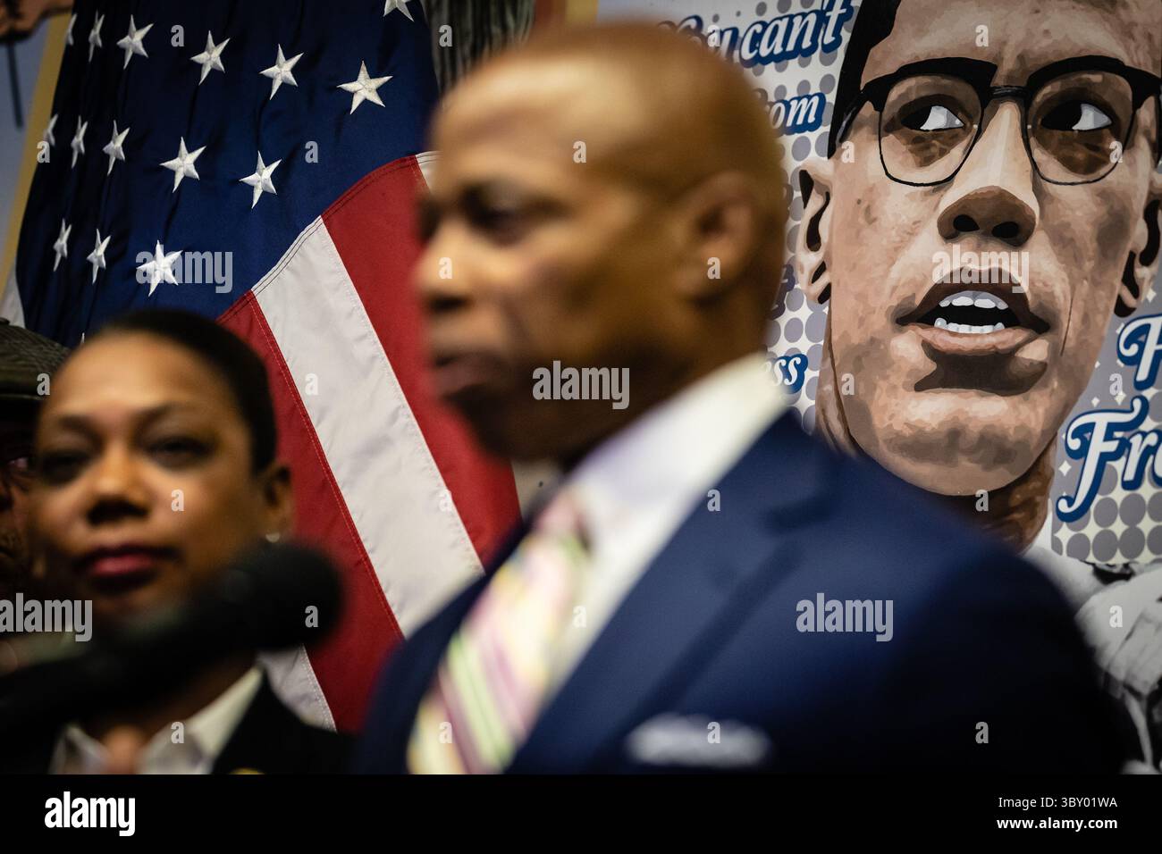 15 dicembre 2021, New York, New Jersey, Stati Uniti: New York, New York, Stati Uniti. 15 dicembre 2021.Amural di Malcolm X su un muro dietro il sindaco eletto di New York Eric Adams e il nuovo Commissario della NYPD Keechant Sewell mentre parlano in una conferenza stampa tenutasi presso la Community Capacity Development The Queensbridge Houses mercoledì 15 dicembre 2021 a New York City, USA... credito: Stefan Jeremiah/ZUMA Wire (immagine di credito: © Stefan Jeremiah/ZUMA Press Wire) Foto Stock