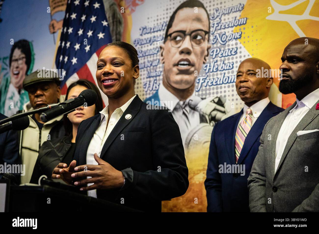 15 dicembre 2021, New York, New Jersey, Stati Uniti: New York, New York, Stati Uniti. 15 dicembre 2021. Il sindaco eletto di New York Eric Adams e il nuovo Commissario della polizia di New York Keechant Sewell parlano in una conferenza stampa tenutasi presso la Community Capacity Development The Queensbridge Houses mercoledì 15 dicembre 2021 a New York City, USA... credito: Stefan Jeremiah/ZUMA Wire (immagine di credito: © Stefan Jeremiah/ZUMA Press Wire) Foto Stock