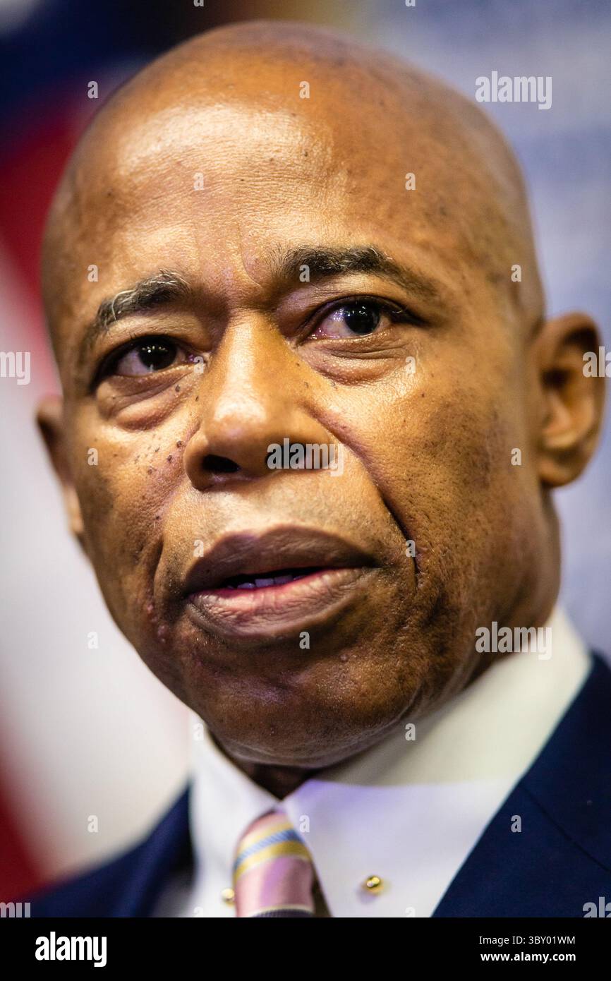 15 dicembre 2021, New York, New Jersey, Stati Uniti: New York, New York, Stati Uniti. 15 dicembre 2021. Il sindaco di New York Eric Adams viene eletto in una conferenza stampa tenutasi presso la Community Capacity Development The Queensbridge Houses mercoledì 15 dicembre 2021 a New York City, USA... credito: Stefan Jeremiah/ZUMA Wire (immagine di credito: © Stefan Jeremiah/ZUMA Press Wire) Foto Stock