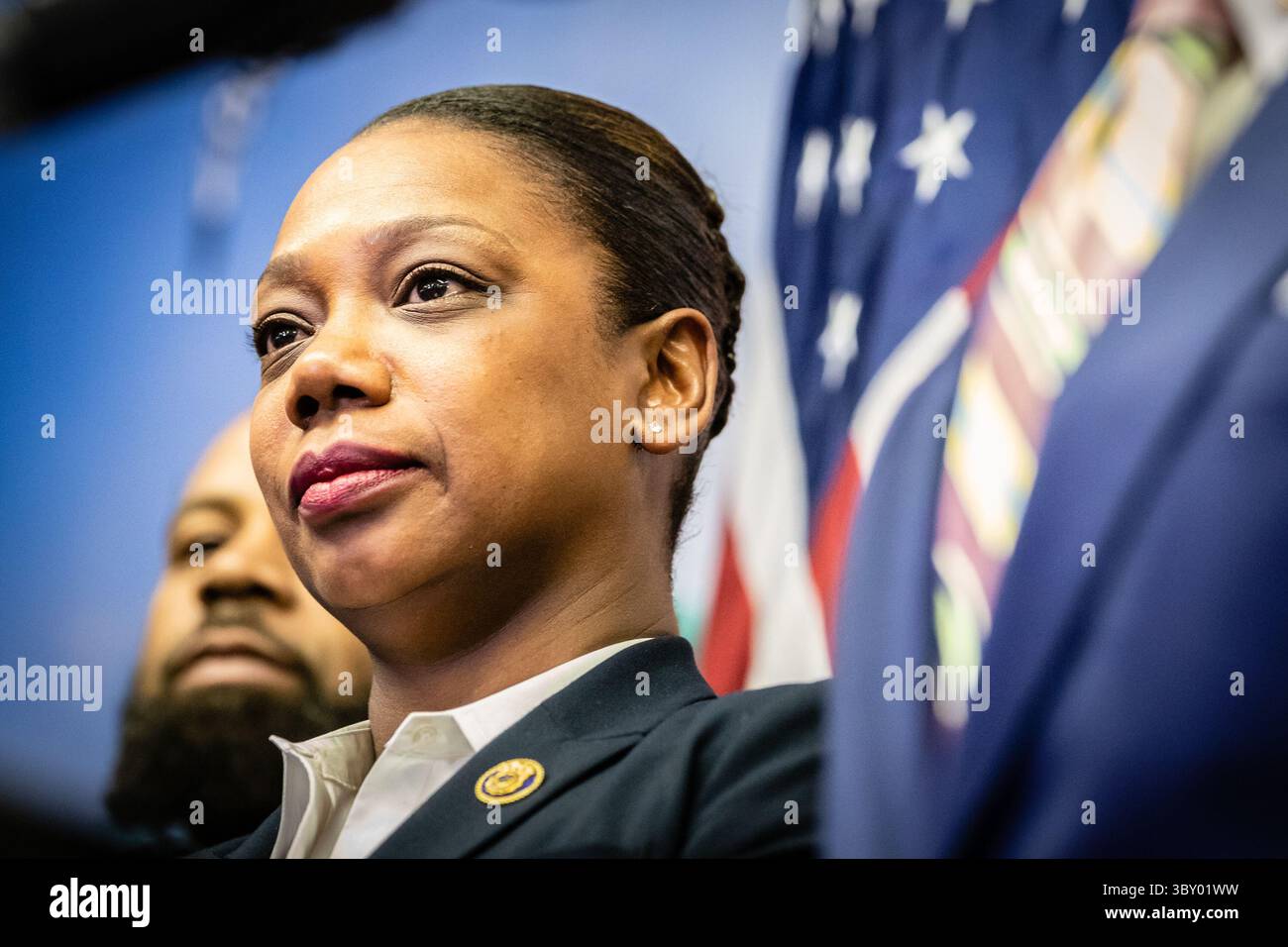 15 dicembre 2021, New York, New Jersey, Stati Uniti: New York, New York, Stati Uniti. 15 dicembre 2021.il Commissario del New NYPD Keechant Sewell in una conferenza stampa tenutasi presso la Community Capacity Development The Queensbridge Houses mercoledì 15 dicembre 2021 a New York City, USA... credito: Stefan Jeremiah/ZUMA Wire (immagine di credito: © Stefan Jeremiah/ZUMA Press Wire) Foto Stock