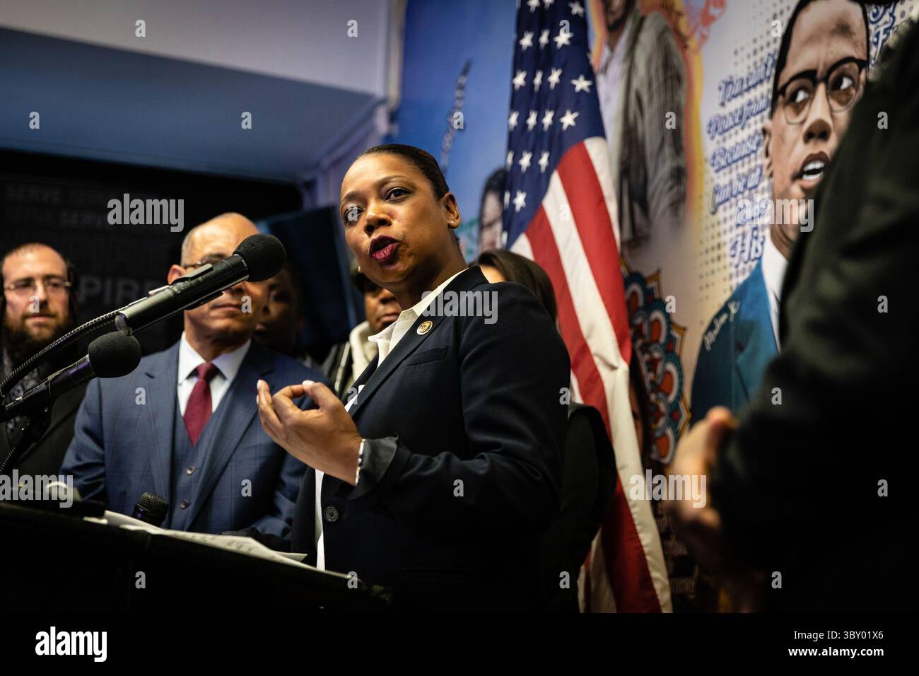 15 dicembre 2021, New York, New Jersey, Stati Uniti: New York, New York, Stati Uniti. 15 dicembre 2021. Il Commissario del New NYPD Keechant Sewell interviene in una conferenza stampa tenutasi presso la Community Capacity Development The Queensbridge Houses mercoledì 15 dicembre 2021 a New York City, USA... credito: Stefan Jeremiah/ZUMA Wire (immagine di credito: © Stefan Jeremiah/ZUMA Press Wire) Foto Stock