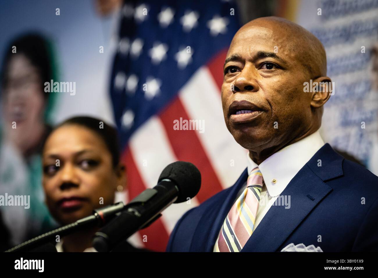 15 dicembre 2021, New York, New Jersey, Stati Uniti: New York, New York, Stati Uniti. 15 dicembre 2021. Il sindaco eletto di New York Eric Adams e il nuovo Commissario della polizia di New York Keechant Sewell parlano in una conferenza stampa tenutasi presso la Community Capacity Development The Queensbridge Houses mercoledì 15 dicembre 2021 a New York City, USA... credito: Stefan Jeremiah/ZUMA Wire (immagine di credito: © Stefan Jeremiah/ZUMA Press Wire) Foto Stock