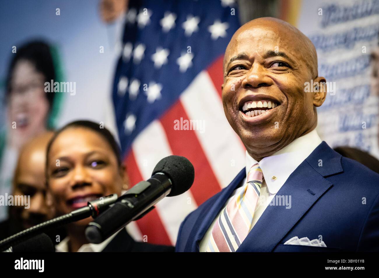 15 dicembre 2021, New York, New Jersey, Stati Uniti: New York, New York, Stati Uniti. 15 dicembre 2021. Il sindaco eletto di New York Eric Adams e il nuovo Commissario della polizia di New York Keechant Sewell parlano in una conferenza stampa tenutasi presso la Community Capacity Development The Queensbridge Houses mercoledì 15 dicembre 2021 a New York City, USA... credito: Stefan Jeremiah/ZUMA Wire (immagine di credito: © Stefan Jeremiah/ZUMA Press Wire) Foto Stock