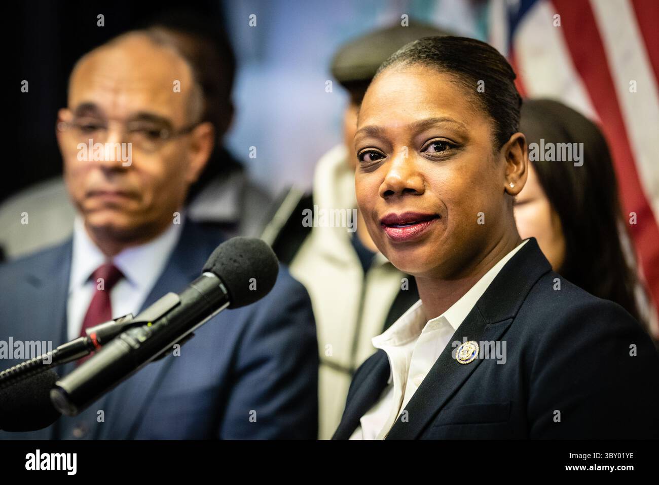 15 dicembre 2021, New York, New Jersey, Stati Uniti: New York, New York, Stati Uniti. 15 dicembre 2021. Il Commissario del New NYPD Keechant Sewell interviene in una conferenza stampa tenutasi presso la Community Capacity Development The Queensbridge Houses mercoledì 15 dicembre 2021 a New York City, USA... credito: Stefan Jeremiah/ZUMA Wire (immagine di credito: © Stefan Jeremiah/ZUMA Press Wire) Foto Stock