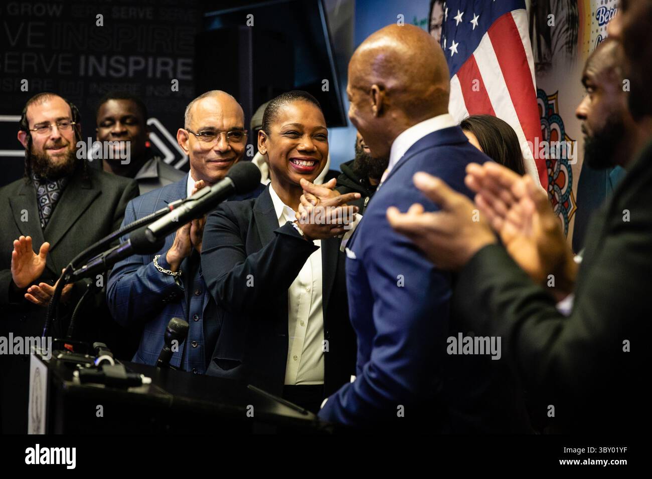 15 dicembre 2021, New York, New Jersey, Stati Uniti: New York, New York, Stati Uniti. 15 dicembre 2021. Il sindaco eletto di New York Eric Adams e il nuovo Commissario della polizia di New York Keechant Sewell stringono la mano a una conferenza stampa tenutasi presso la Community Capacity Development The Queensbridge Houses mercoledì 15 dicembre 2021 a New York City, USA... credito: Stefan Jeremiah/ZUMA Wire (immagine di credito: © Stefan Jeremiah/ZUMA Press Wire) Foto Stock