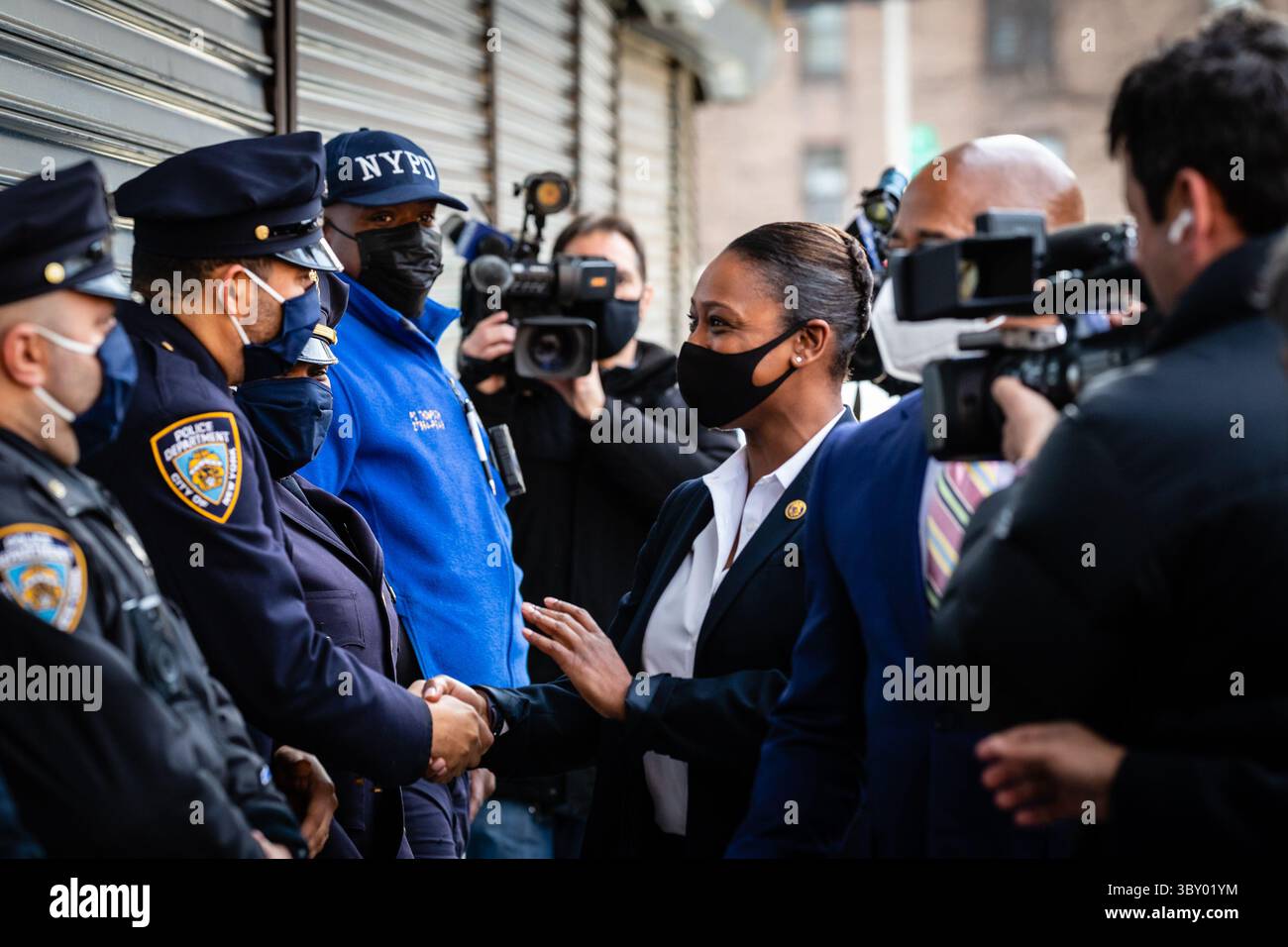 15 dicembre 2021, New York, New Jersey, Stati Uniti: New York, New York, Stati Uniti. 15 dicembre 2021. Il sindaco eletto di New York Eric Adams e il nuovo Commissario della polizia Keechant Sewell salutano gli agenti di polizia prima di una conferenza stampa tenutasi presso la Community Capacity Development The Queensbridge Houses mercoledì 15 dicembre 2021 a New York City, USA... credito: Stefan Jeremiah/ZUMA Wire (immagine di credito: © Stefan Jeremiah/ZUMA Press Wire) Foto Stock