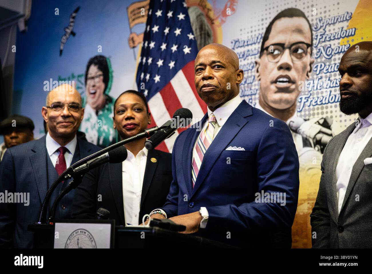 15 dicembre 2021, New York, New Jersey, Stati Uniti: New York, New York, Stati Uniti. 15 dicembre 2021. Il sindaco eletto di New York Eric Adams e il nuovo Commissario della polizia di New York Keechant Sewell parlano in una conferenza stampa tenutasi presso la Community Capacity Development The Queensbridge Houses mercoledì 15 dicembre 2021 a New York City, USA... credito: Stefan Jeremiah/ZUMA Wire (immagine di credito: © Stefan Jeremiah/ZUMA Press Wire) Foto Stock