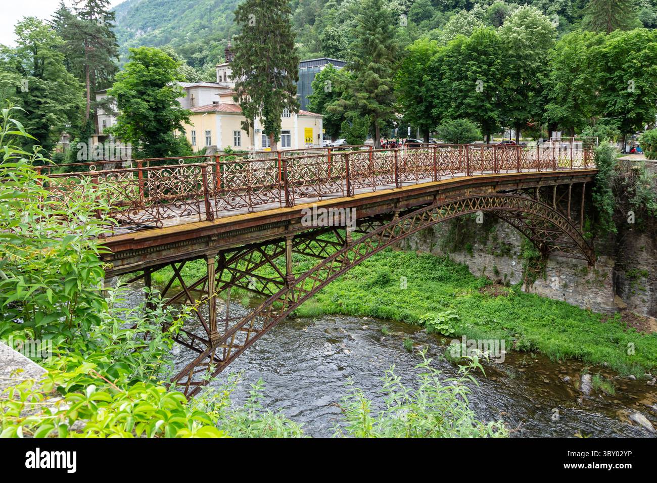 Vecchio ponte di metallo nella zona vecchia della città di Baile Herculane, Caras-Severin, Romania. Foto Stock