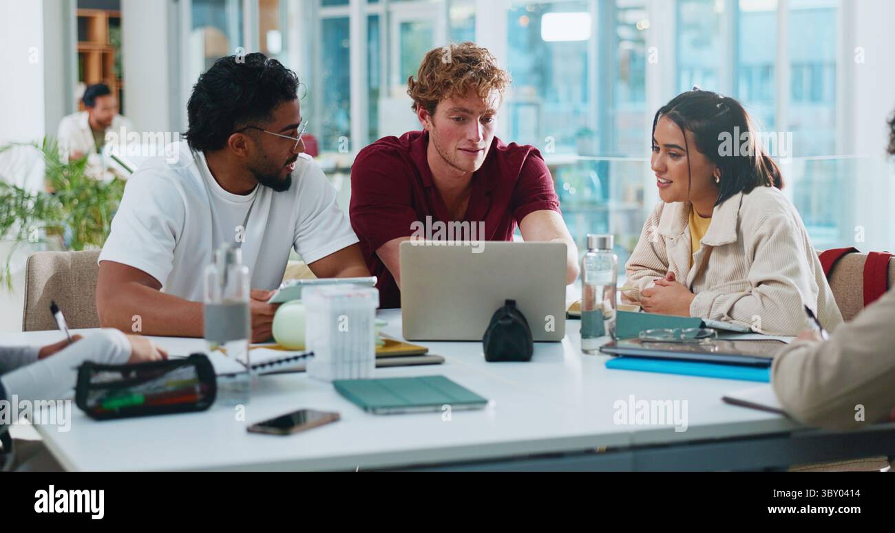 Studenti, college o gruppi di studio con notebook in mensa per l'apprendimento tra pari, l'istruzione o la ricerca. Università, persone e tecnologia con feedback per Foto Stock