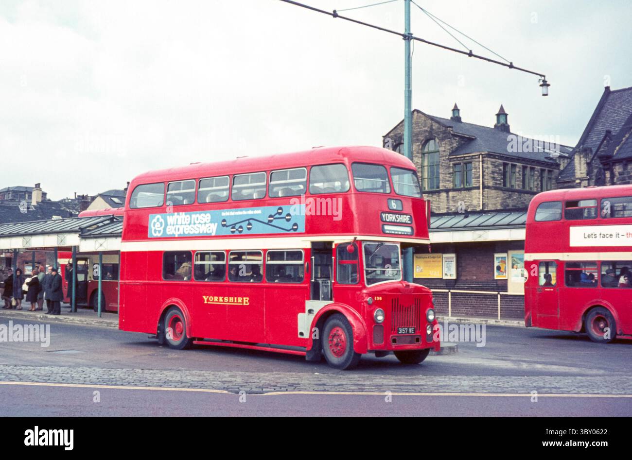 Dewsbury, Regno Unito - 1970: Immagine d'epoca di un autobus Leyland Titan PD2/30 che esce dalla stazione degli autobus di Dewsbury. Di proprietà della Yorkshire Woolen District Transport, registrazione 3157 WE, costruito nel 1958. Foto Stock