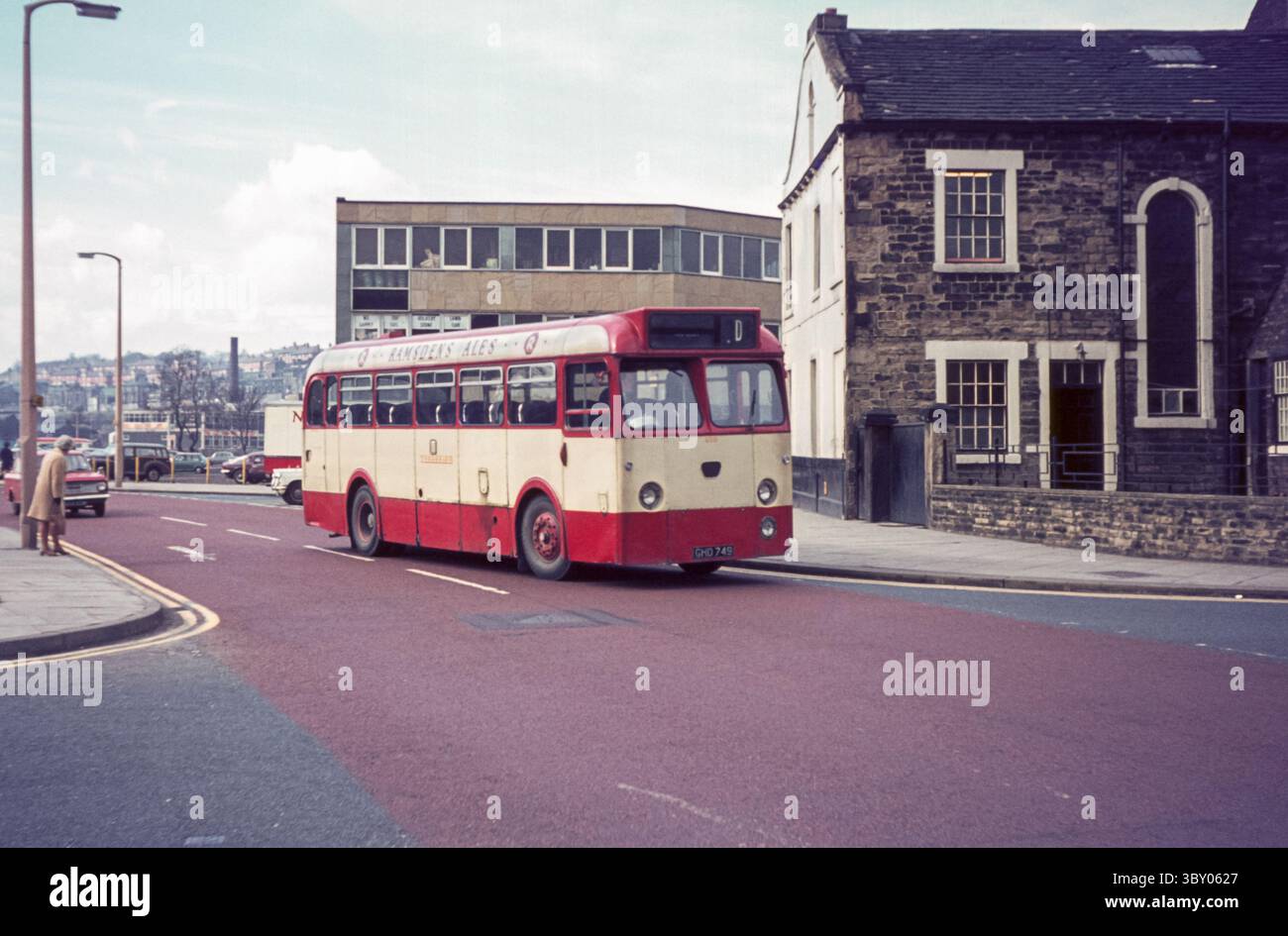 Dewsbury, Regno Unito - 1970: Immagine d'epoca di un autobus AEC 2MU3RV Reliance su Aldams Road/Vicarage Road, Dewsbury. Di proprietà della Yorkshire Woolen District Transport, registrazione GHD 749, costruita nel 1962. Foto Stock
