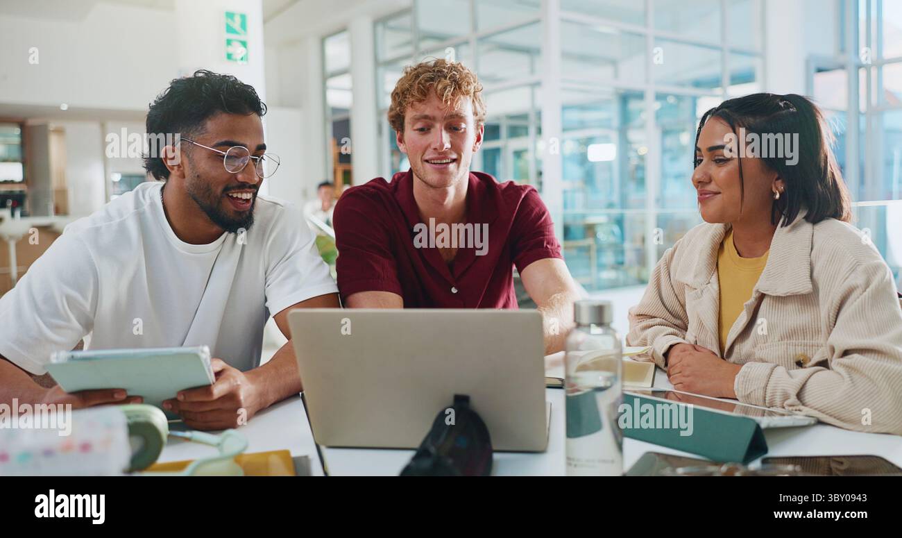 Studenti, college e gruppi di studio con laptop nel campus per l'apprendimento tra pari, l'istruzione o la borsa di studio. Università, gente o felice di tecnologia per Foto Stock
