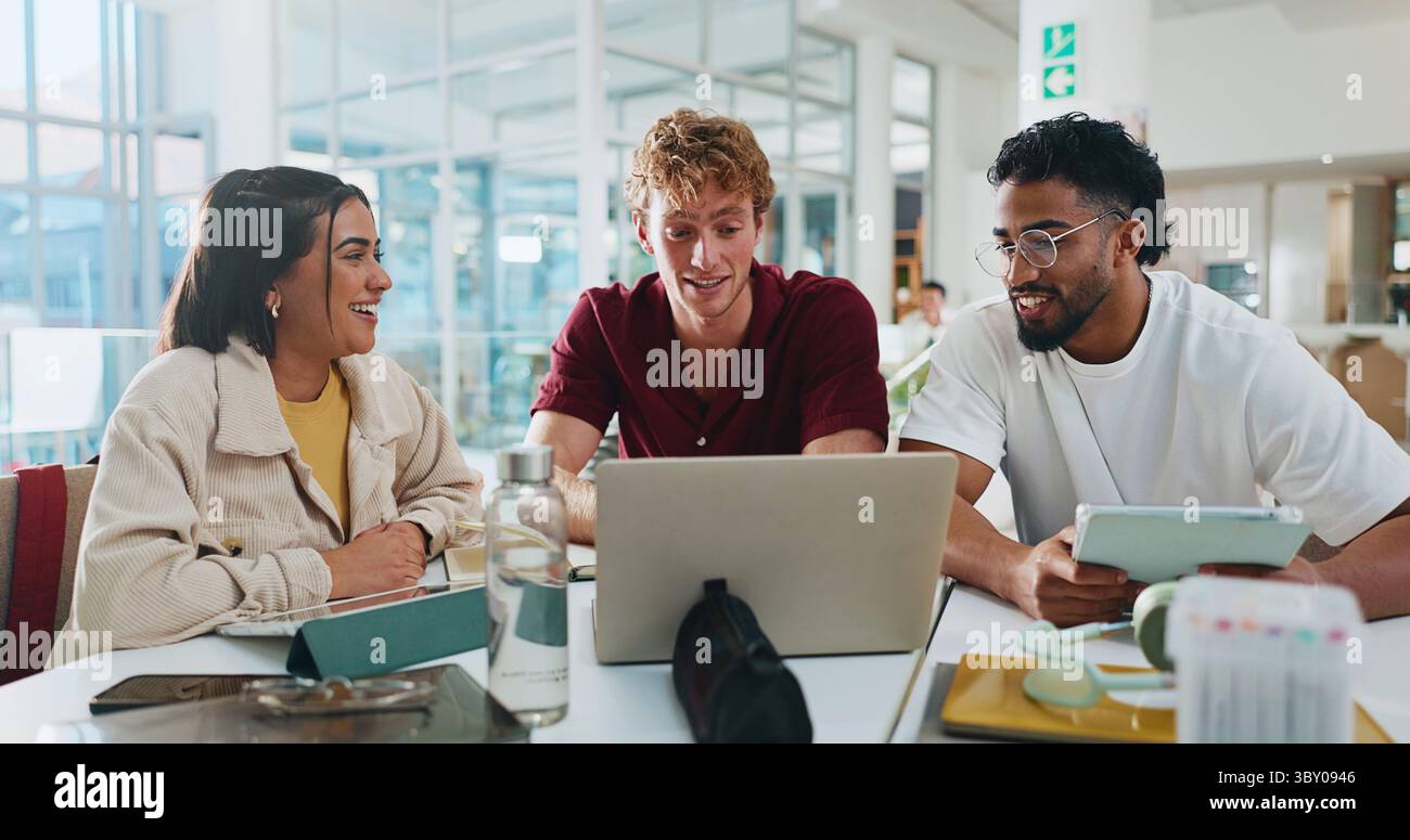 Persone, college e gruppi di studio con laptop nel campus per l'apprendimento tra pari, l'istruzione o la borsa di studio. Università, studenti o contenti di tecnologia per Foto Stock