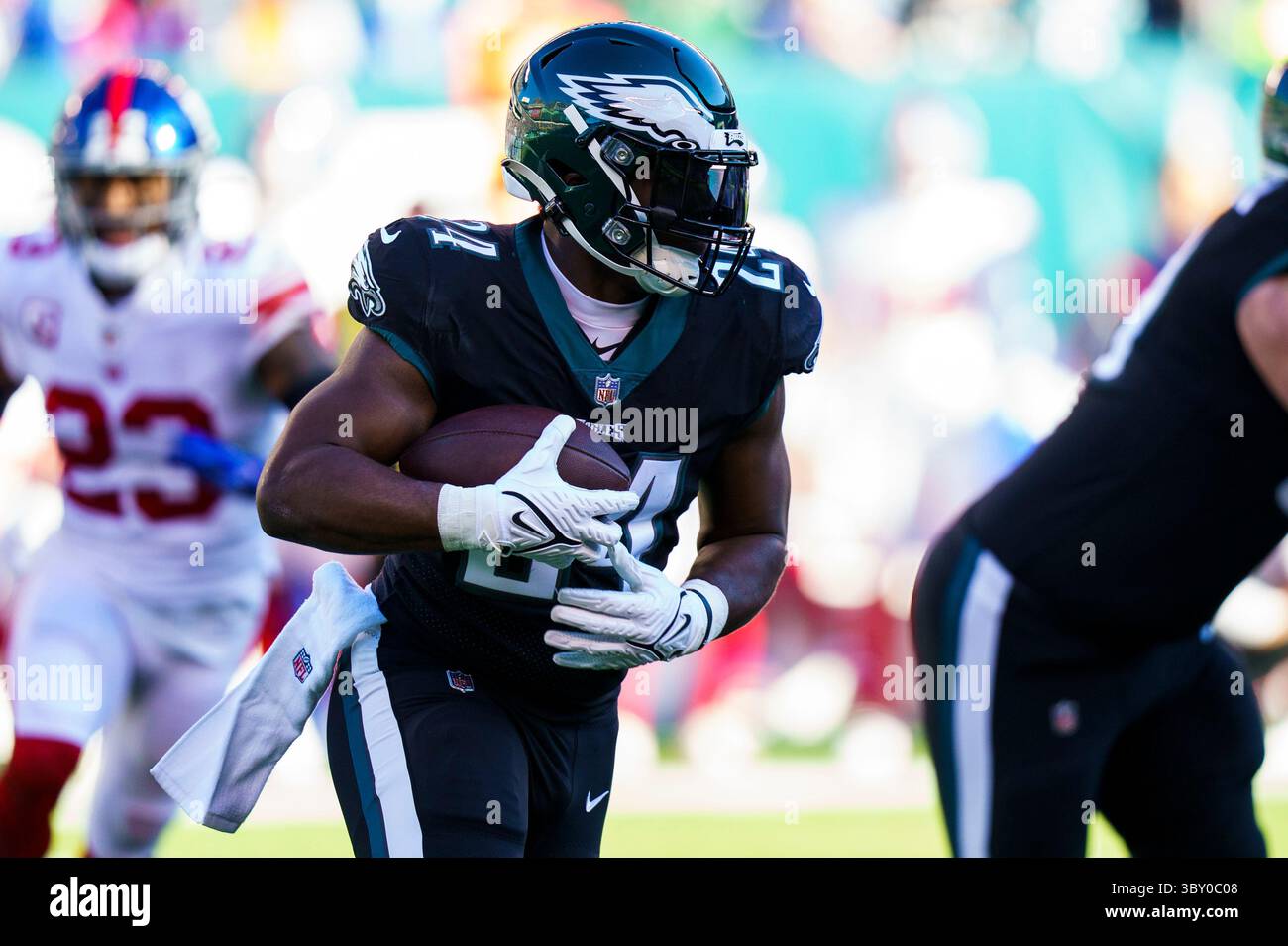 26 dicembre 2021: Il running back dei Philadelphia Eagles Jordan Howard (24) in azione durante la gara NFL tra i New York Giants e i Philadelphia Eagles al Lincoln Financial Field di Philadelphia, Pennsylvania. Christopher Szagola/CSM(immagine di credito: &Copy; Chris Szagola/CSM tramite filo ZUMA) Foto Stock
