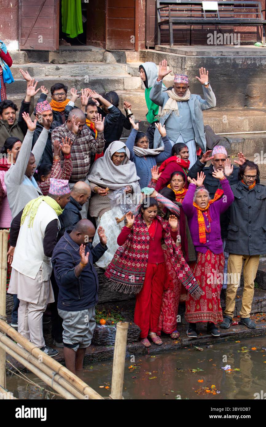 10 febbraio 2015, Kathmandu, provincia di Bagmati, Nepal: Pellegrini indù adorano su un ghat sulla riva del fiume Bagmati presso il complesso del tempio Pashupatinath, Kathmandu, Nepal. (Immagine di credito: © Jon G. Fuller/VW Pics via ZUMA Press Wire) Foto Stock