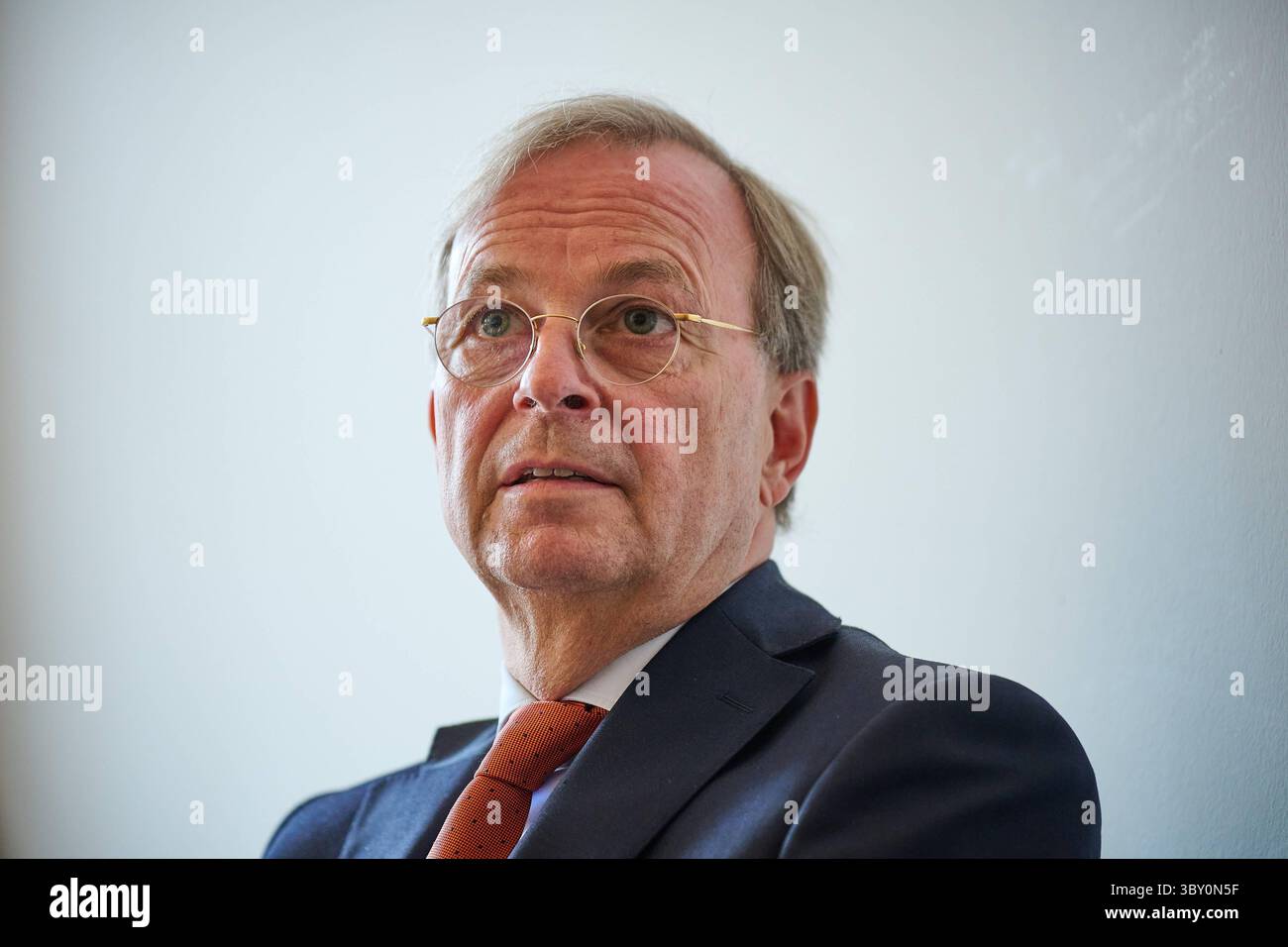 Thomas Rachel CDU, in der neuen Bundesregierung Beauftragter fuer weltweite Religions- und Weltanschauungsfreiheit, im Gespraech mit dem Evangelischen Pressdienst epd AM 15.07.2025 a Berlino. MIT ihm ist der Posten ins Auswaertige AMT umgezogen. Damit sei auch eine Aufwertung des Themas verbunden, sagt Rachel, Selbst engagierter evangelischer Christ. Es gehe darum, Religion und Weltanschauung mehr Aufmerksamkeit in der Gestaltung der Aussenpolitik zu geben. Siehe epd-Gespraech vom 19.07.2025 SOLO PER USO EDITORIALE *** Thomas Rachel CDU , Commissario per la libertà globale di religione e credenza in th Foto Stock