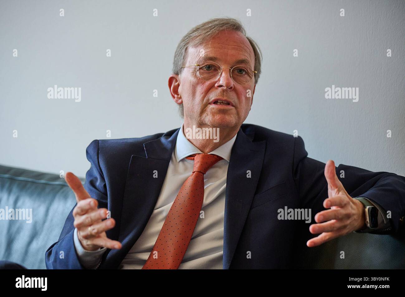 Thomas Rachel CDU, in der neuen Bundesregierung Beauftragter fuer weltweite Religions- und Weltanschauungsfreiheit, im Gespraech mit dem Evangelischen Pressdienst epd AM 15.07.2025 a Berlino. MIT ihm ist der Posten ins Auswaertige AMT umgezogen. Damit sei auch eine Aufwertung des Themas verbunden, sagt Rachel, Selbst engagierter evangelischer Christ. Es gehe darum, Religion und Weltanschauung mehr Aufmerksamkeit in der Gestaltung der Aussenpolitik zu geben. Siehe epd-Gespraech vom 19.07.2025 SOLO PER USO EDITORIALE *** Thomas Rachel CDU , Commissario per la libertà globale di religione e credenza in th Foto Stock