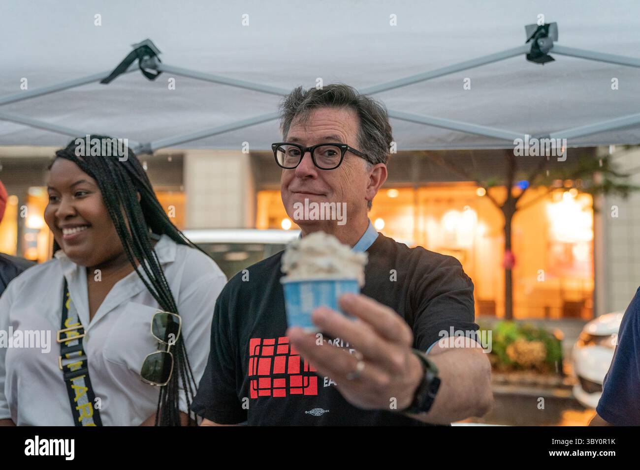 25 luglio 2023, New York, New York, Stati Uniti: Stephen Colbert serve gelati ai membri della Writers Guild of America picchettando di fronte all'ufficio Warner Brothers Discovery di New York nonostante le forti piogge. (Credit Image: © Lev Radin/Pacific Press via ZUMA Press Wire) SOLO PER USO EDITORIALE! Non per USO commerciale! Foto Stock