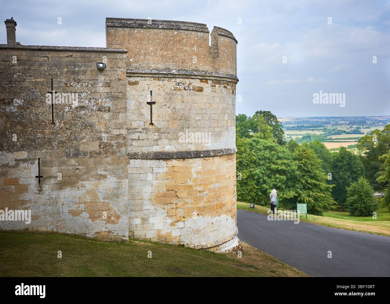 Torre rotonda (costruita da re Edoardo i) al castello di Rockingham, Corby, Inghilterra. Foto Stock