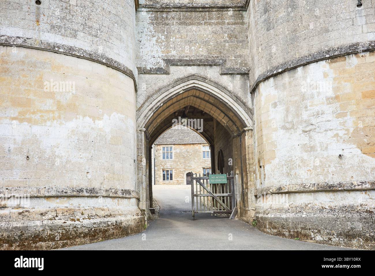 Torre rotonda (costruita da re Edoardo i) al castello di Rockingham, Corby, Inghilterra. Foto Stock
