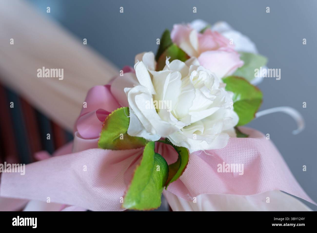 Armonia blush: Primo piano di decorazioni per matrimoni floreali rosa e bianco Foto Stock