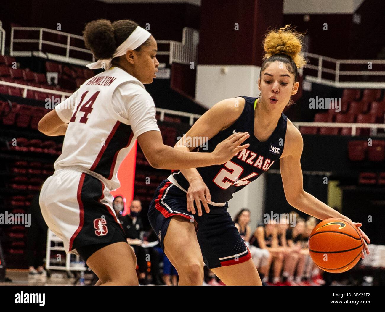 9 gennaio 2022 Stanford, CA, U.S.A. Gonzaga Bulldogs guardia McKayla Williams (24) va al cestino durante la partita di basket femminile NCAA tra Gonzaga Bulldogs e Stanford Cardinal. Stanford ha vinto 66-50 al Maples Pavilion Stanford, CA. Thurman James /CSM(Credit Image: &Copy; Thurman James/CSM via ZUMA Wire) Foto Stock