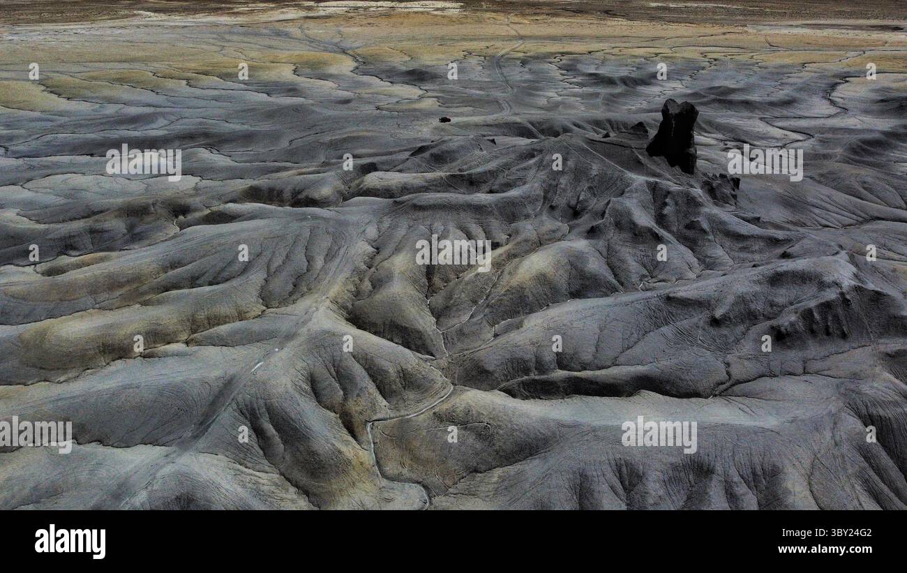 Factory Butte Scenic, Hanksville, Utah, Stati Uniti. 5 luglio 2025. Factory Butte nella contea di Wayne, Utah, è una cima di 6.302 metri nelle Upper Blue Hills[1] nella parte settentrionale della contea di Wayne, Utah. Il butte fu così chiamato dai primi coloni che pensavano che il suo profilo assomigliasse a un enorme edificio di fabbrica. Surreale, alieno, vasto, paesaggio, paesaggio lunare, altro mondo, gigantesco, roccia, desolato, monolite, torreggiante, incredibile, naturale. Foto Stock