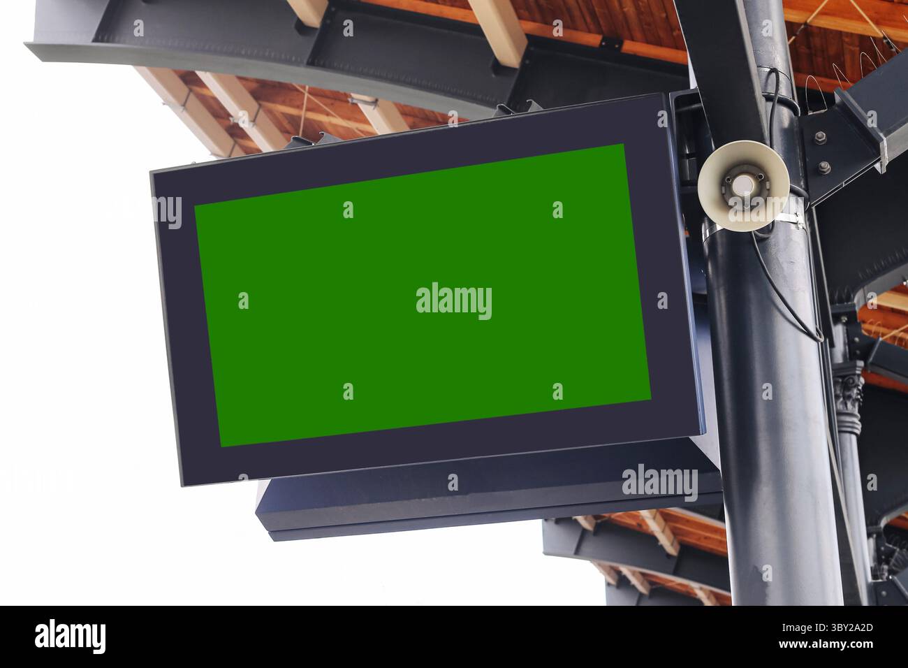 Schermo digitale vuoto sulla stazione ferroviaria. Sfondo della chiave cromatica verde per messaggio o calendario. Display sotto il tetto con altoparlante. Trasporti pubblici. Foto Stock