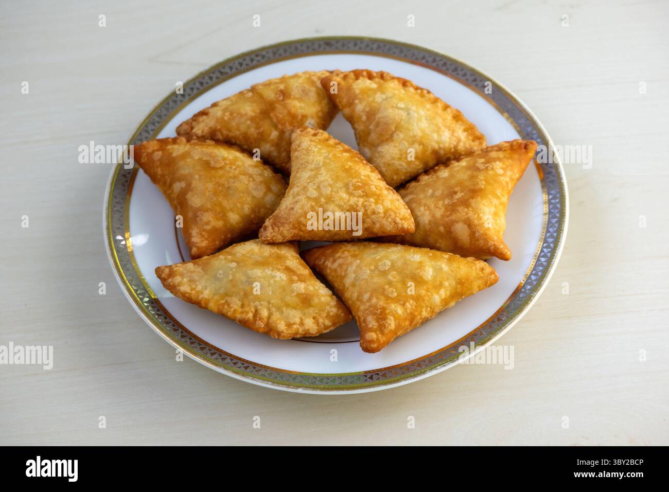 Deliziosi samosas di manzo fritto dorato su un piatto, popolare spuntino salato in Bangladesh, Pakistan e India. Noti anche come samsa, sambosa, sambusak, Foto Stock