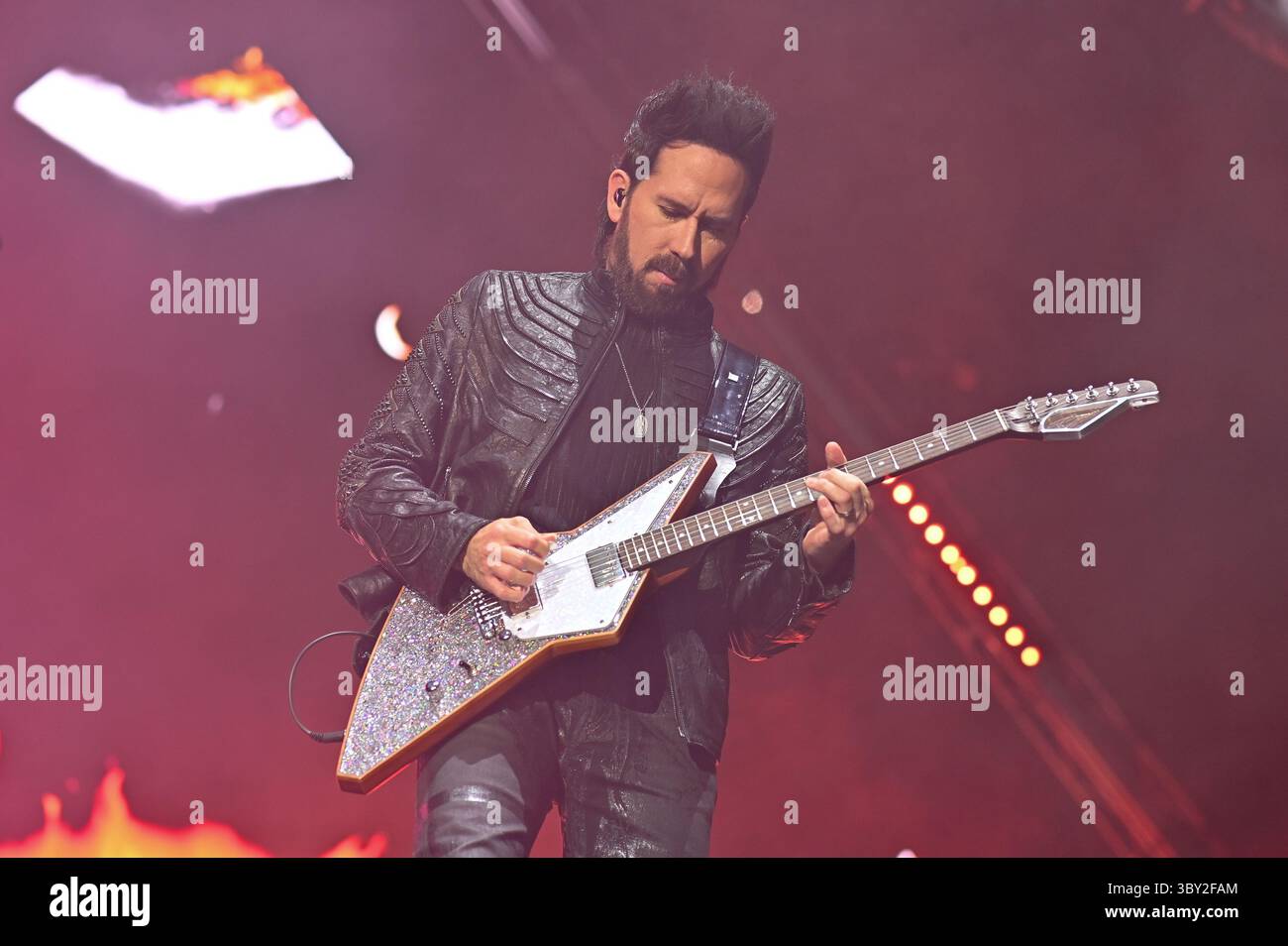 Pablo Hurtado della band Camila si esibisce durante il concerto alla Movistar Arena. Foto Stock