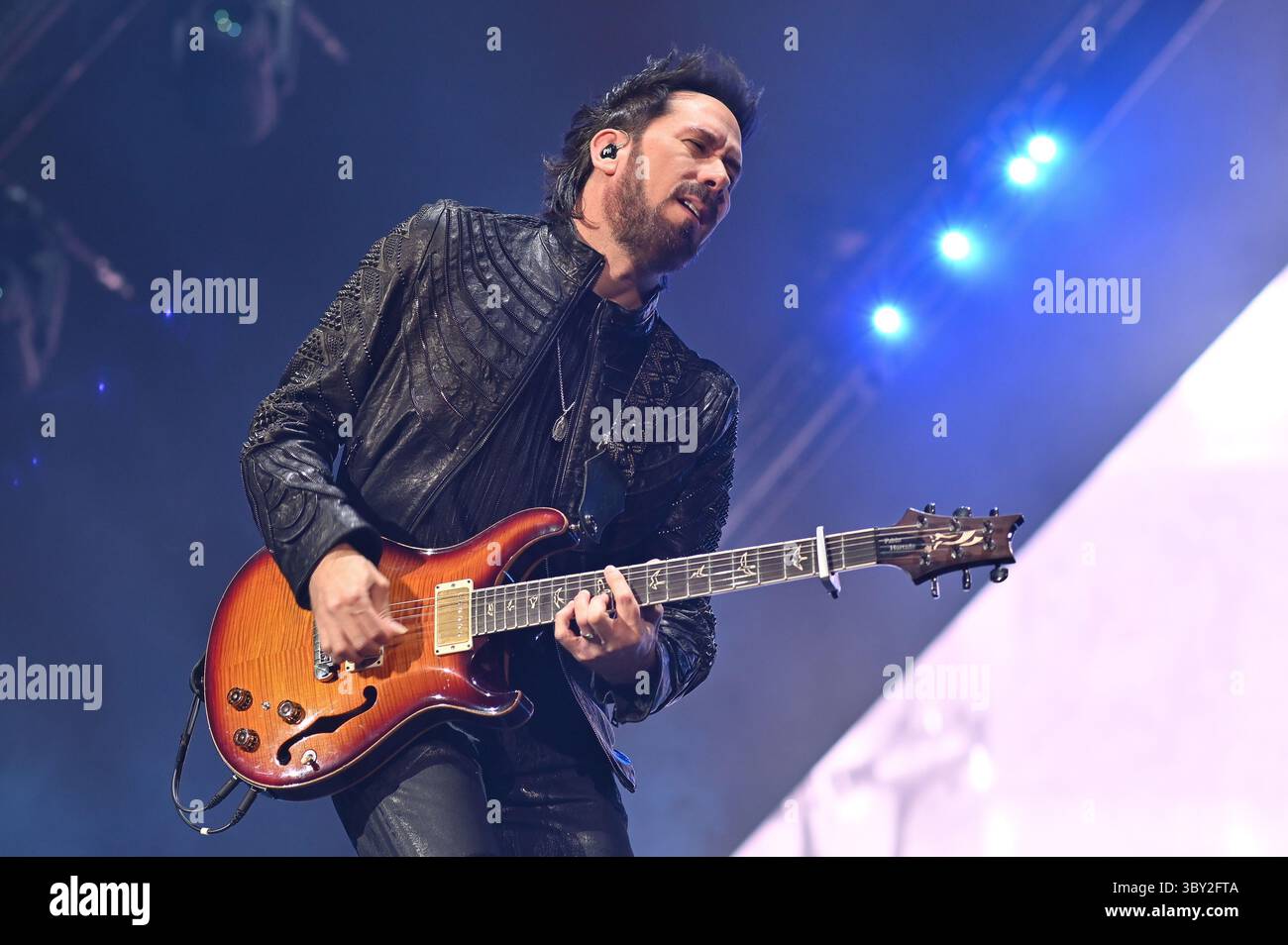 Pablo Hurtado della band Camila si esibisce durante il concerto alla Movistar Arena. Foto Stock