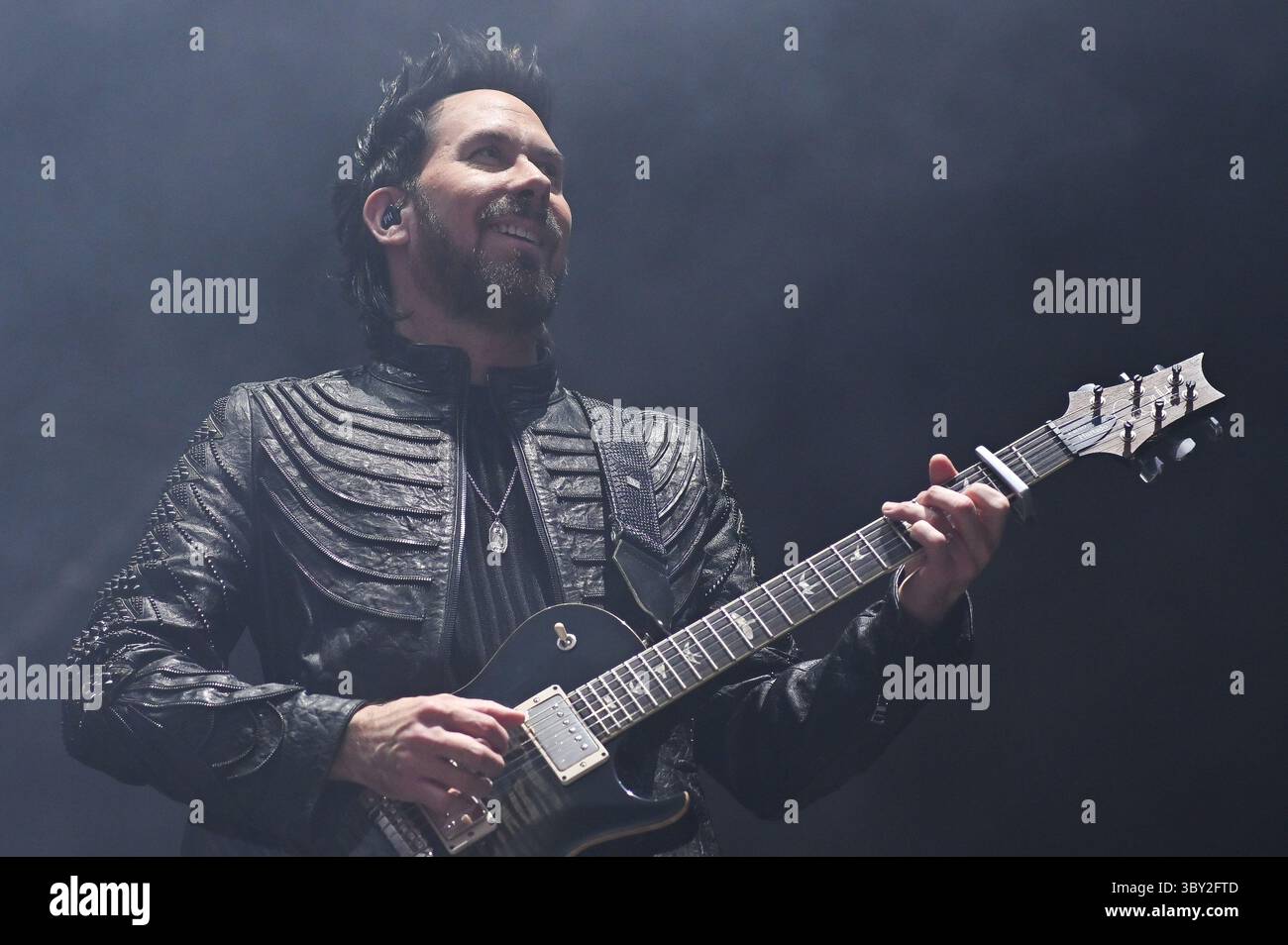 Pablo Hurtado della band Camila si esibisce durante il concerto alla Movistar Arena. Foto Stock