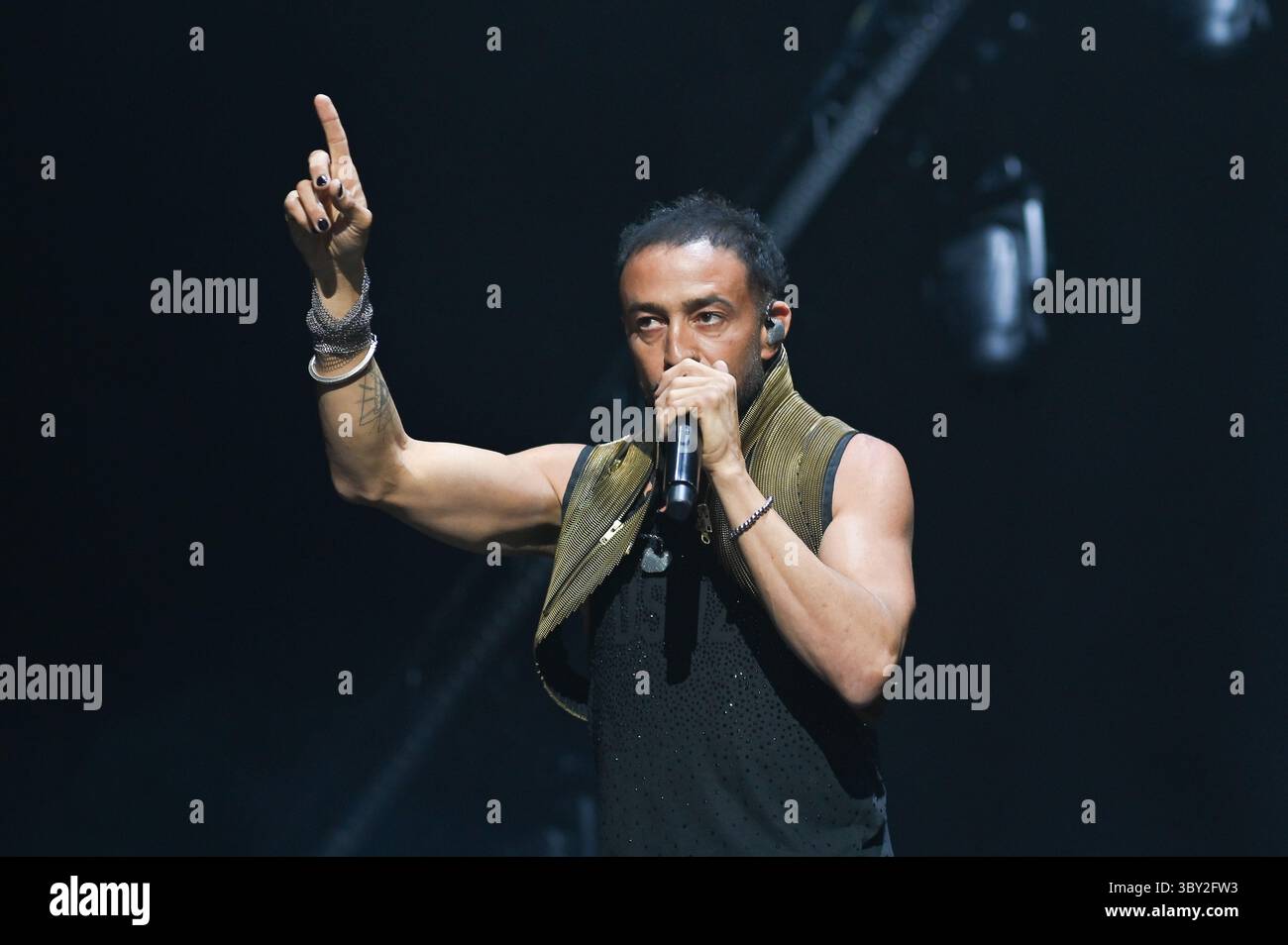 Mario Domm della band Camila si esibisce durante il concerto alla Movistar Arena. Foto Stock