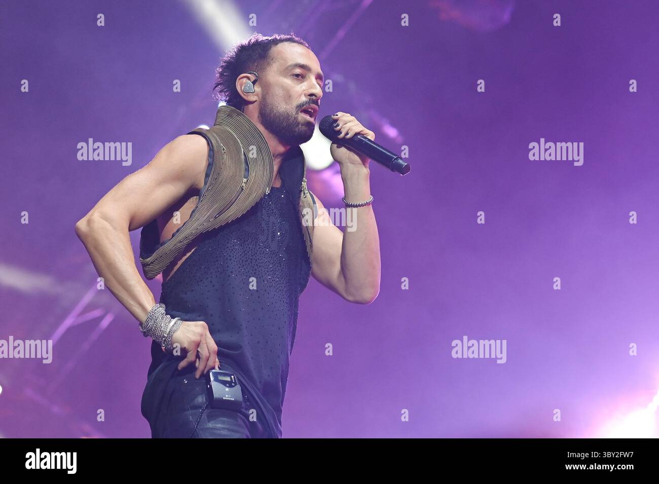 Mario Domm della band Camila si esibisce durante il concerto alla Movistar Arena. Foto Stock