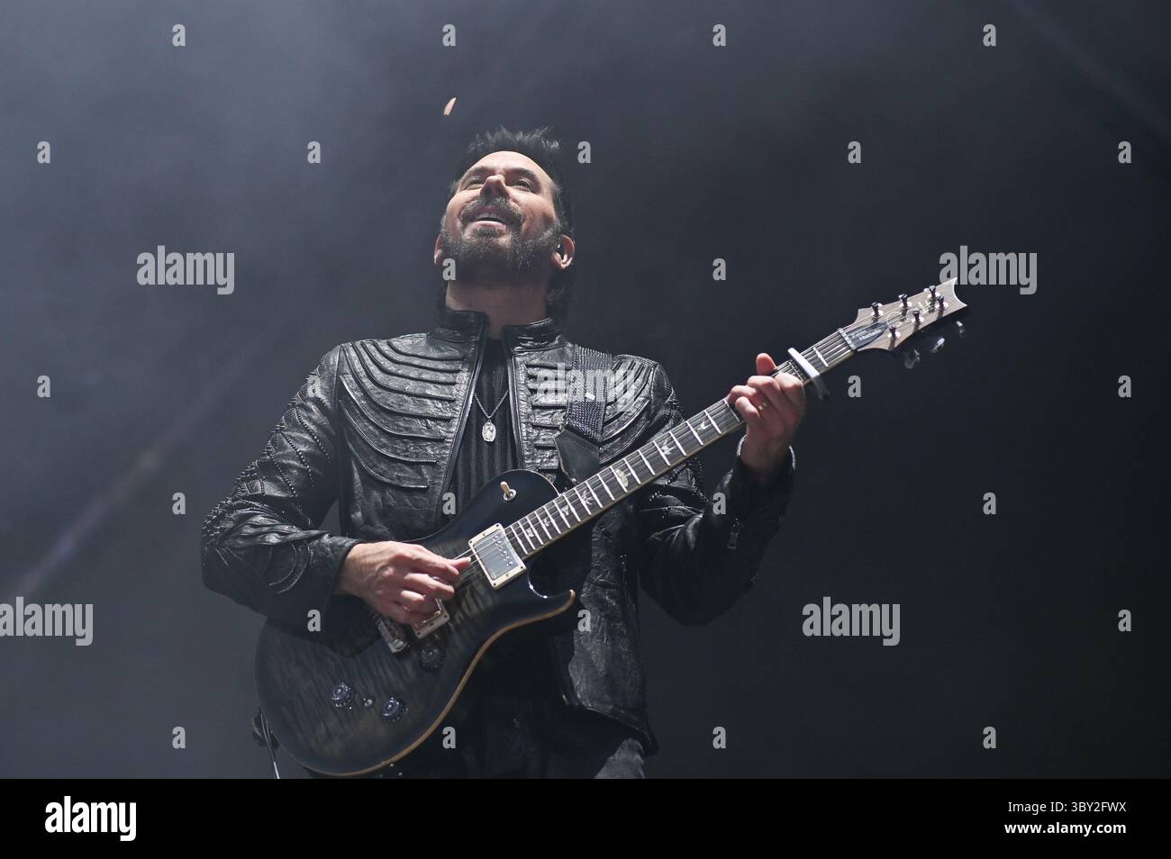 Pablo Hurtado della band Camila si esibisce durante il concerto alla Movistar Arena. Foto Stock