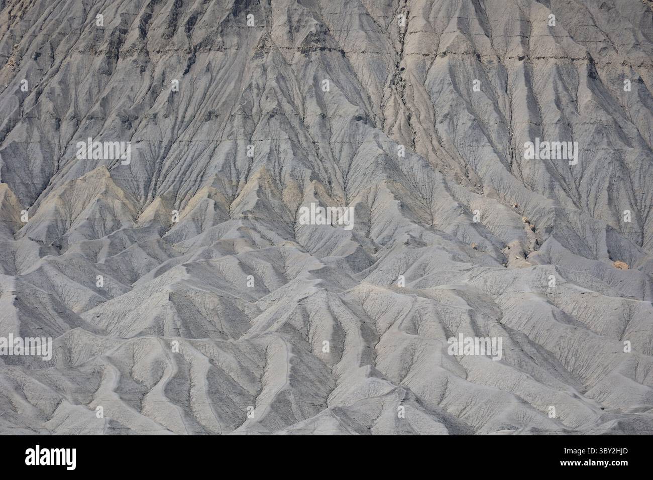 Factory Butte Scenic, Hanksville, Utah, Stati Uniti. 5 luglio 2025. Factory Butte nella contea di Wayne, Utah, è una cima di 6.302 metri nelle Upper Blue Hills[1] nella parte settentrionale della contea di Wayne, Utah. Il butte fu così chiamato dai primi coloni che pensavano che il suo profilo assomigliasse a un enorme edificio di fabbrica. Surreale, alieno, vasto, paesaggio, paesaggio lunare, altro mondo, gigantesco, roccia, desolato, monolite, torreggiante, incredibile, naturale. Foto Stock