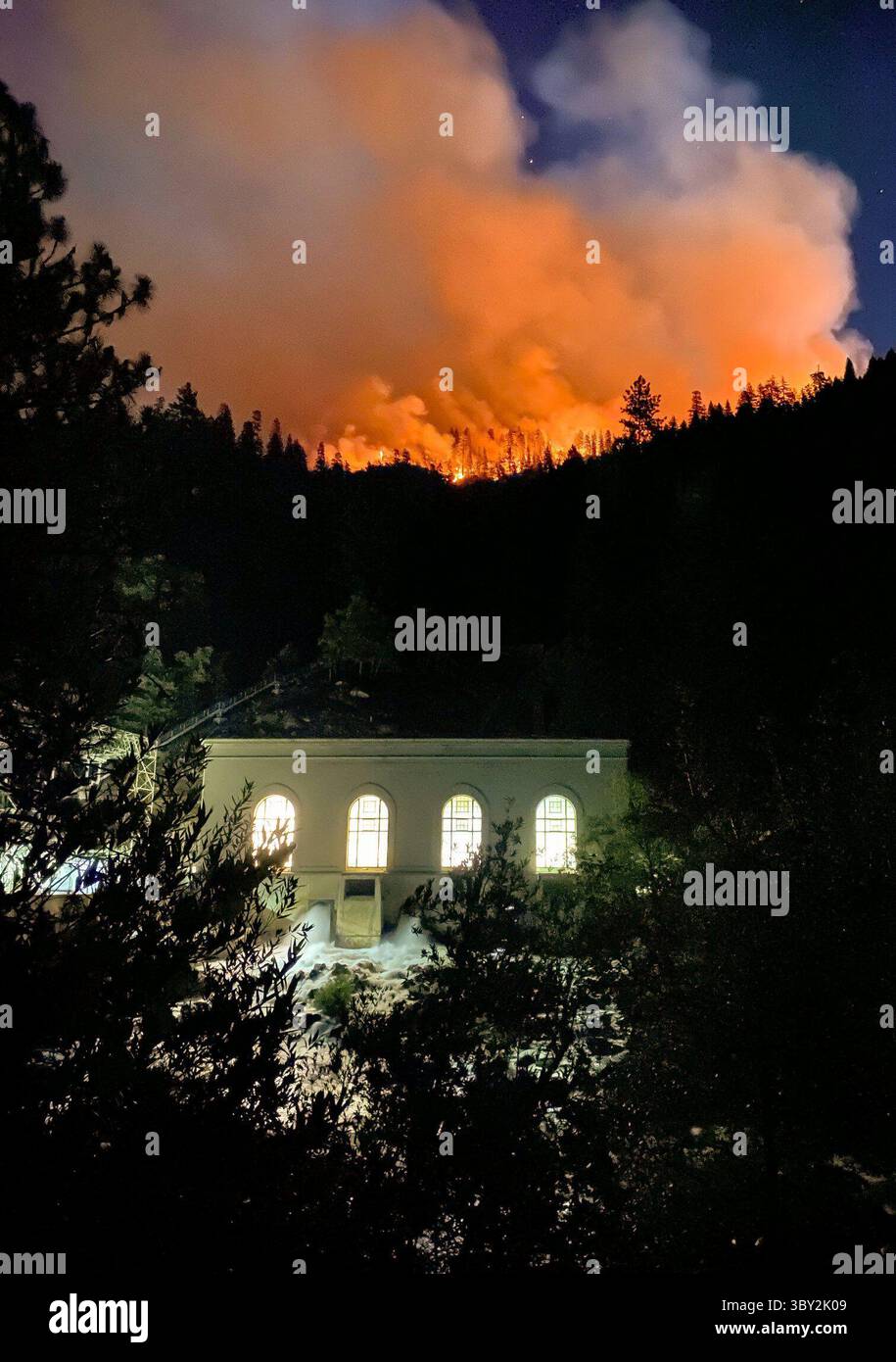 21 luglio 2021, Plumas County, California, USA: L'incendio di Dixie brucia sopra il PG&e Bucks Creek Powerhouse il 21 luglio 2021, nella contea di Plumas, California. Mentre gli obiettivi climatici del presidente Joe Biden si infrangono, la Terra continua a scaldarsi, generando uragani più potenti, oceani sempre più acidi e incendi boschivi più distruttivi. (Immagine di credito: © Xavier Mascarenas/The Sacramento Bee/TNS via ZUMA Press Wire) Foto Stock