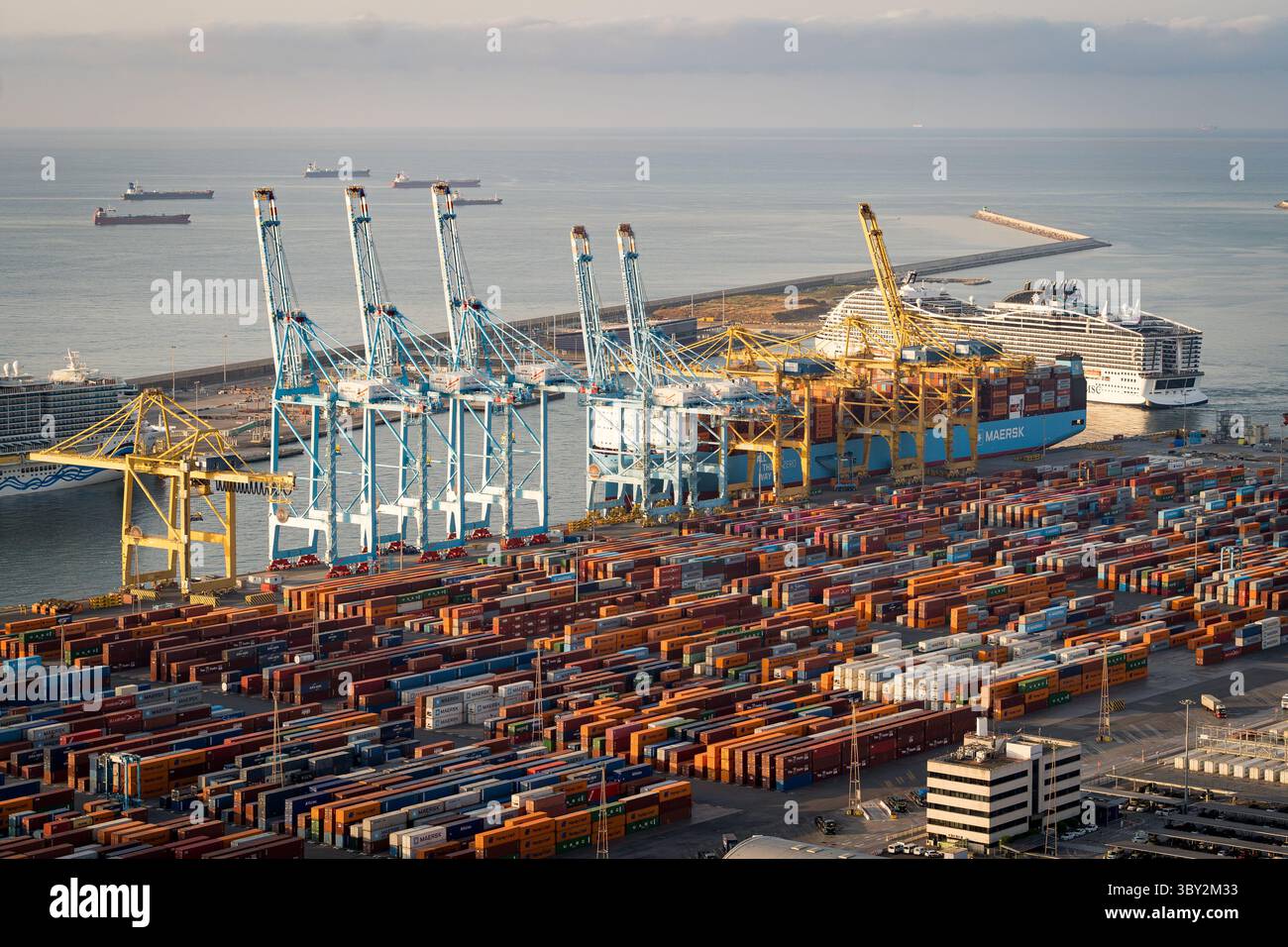 Barcellona, Spagna - 18 luglio 2025: Nel porto si vedono container e navi da carico. Concetto di guerra commerciale, commercio marittimo e tariffe Foto Stock