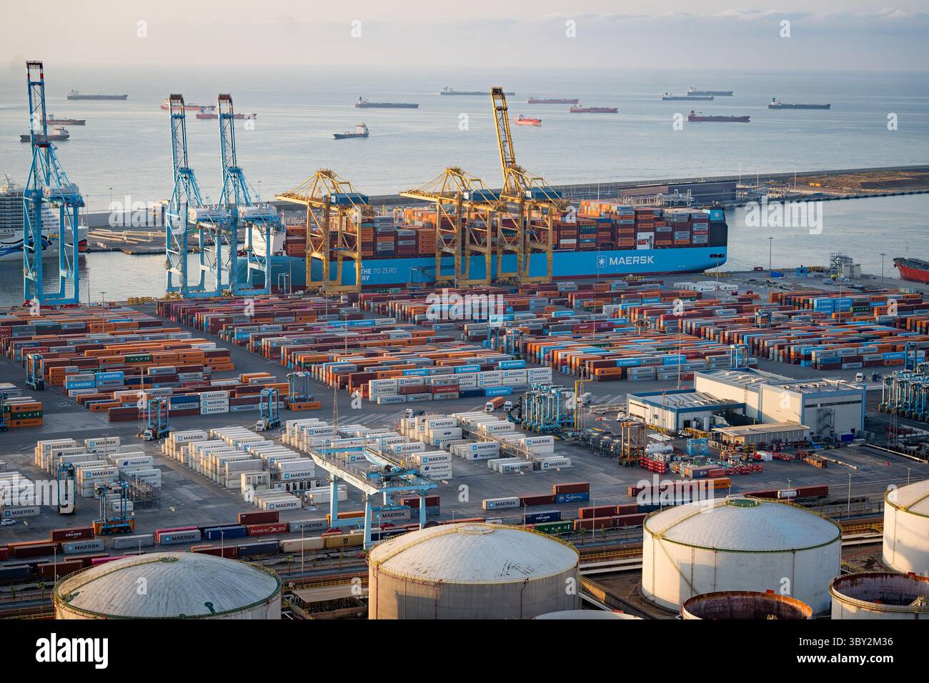 Barcellona, Spagna - 18 luglio 2025: Nel porto si vedono container e navi da carico. Concetto di guerra commerciale, commercio marittimo e tariffe Foto Stock
