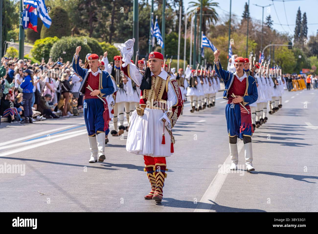Il tradizionale cambio della guardia degli Evzoni davanti al Parlamento greco nella capitale greca Atene, Grecia Foto Stock